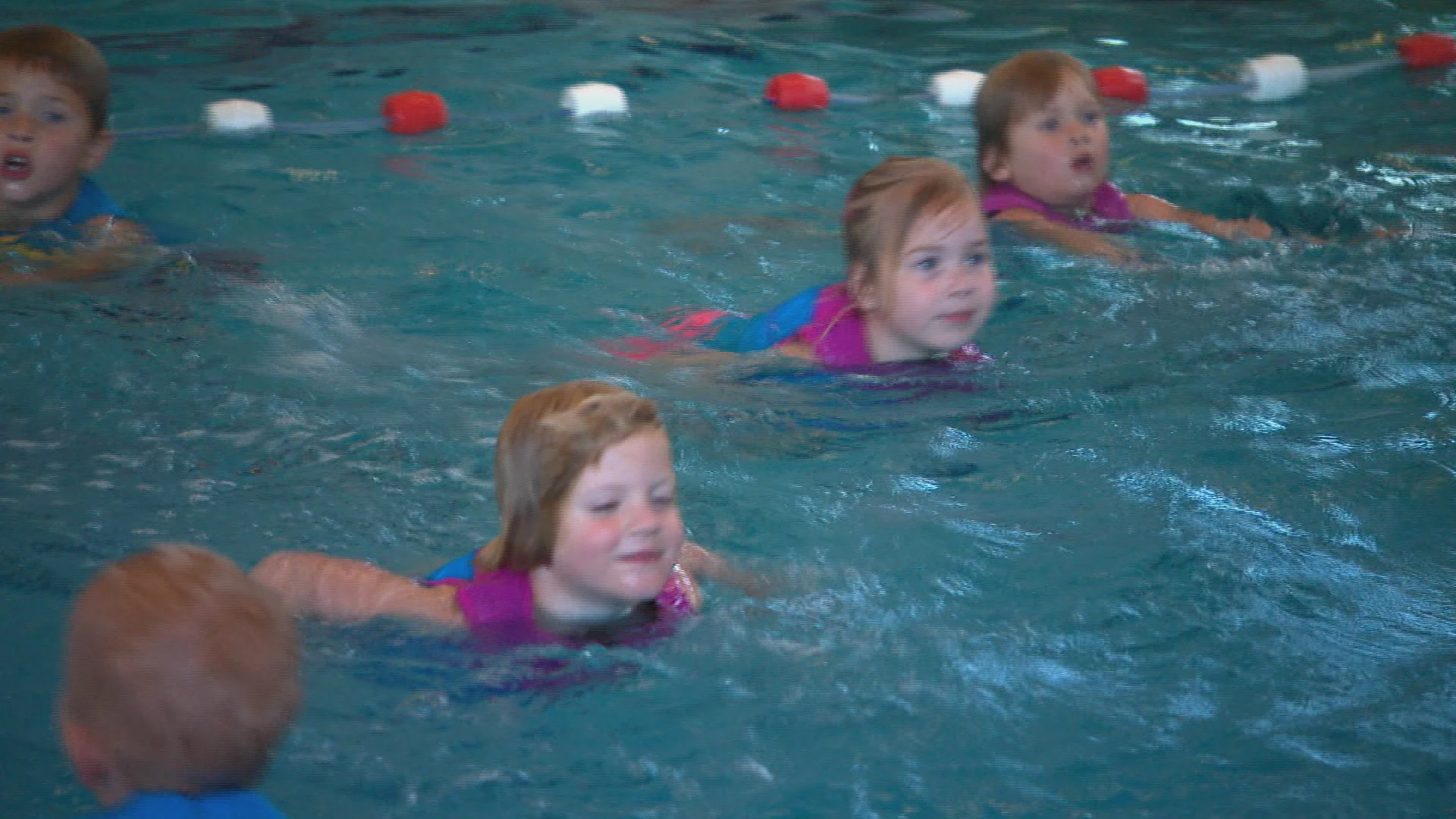 Kinderen kunnen voor het eerst in acht weken weer zwemlessen