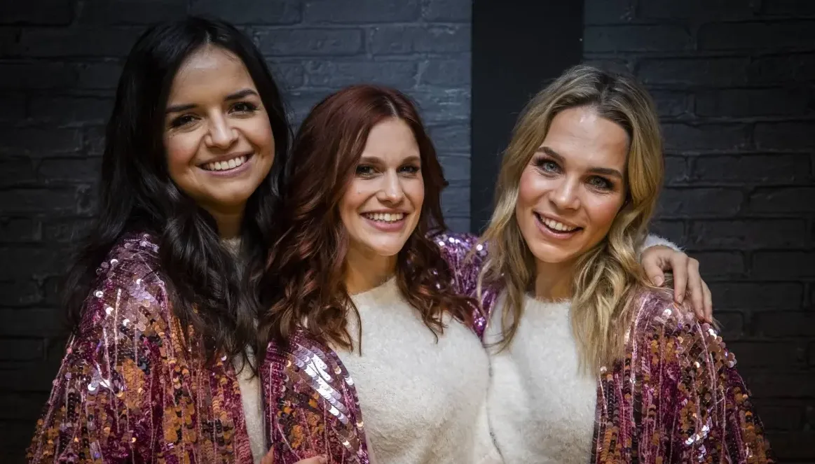 K3 haalt in 'satirisch lied' uit naar Mark Rutte en Hugo de Jonge