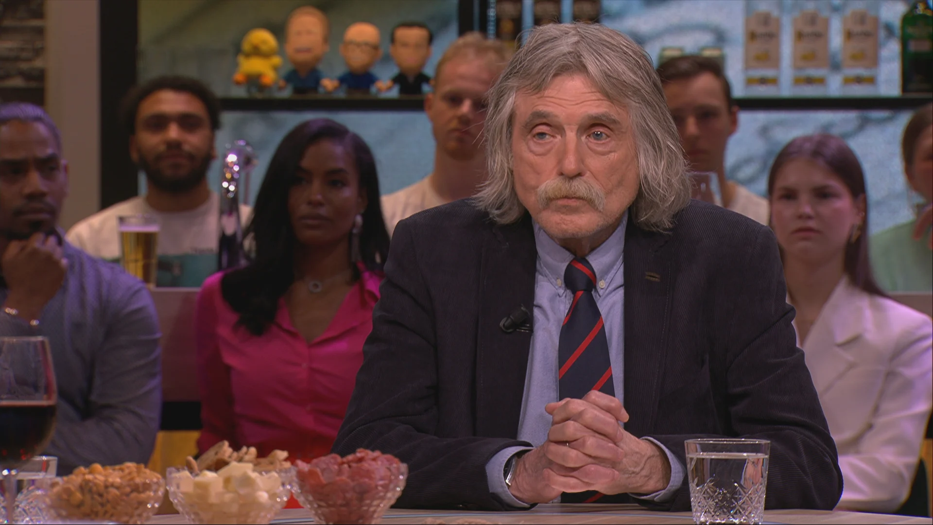 Johan Derksen laat zich uit over toekomst VI na aflopen contract