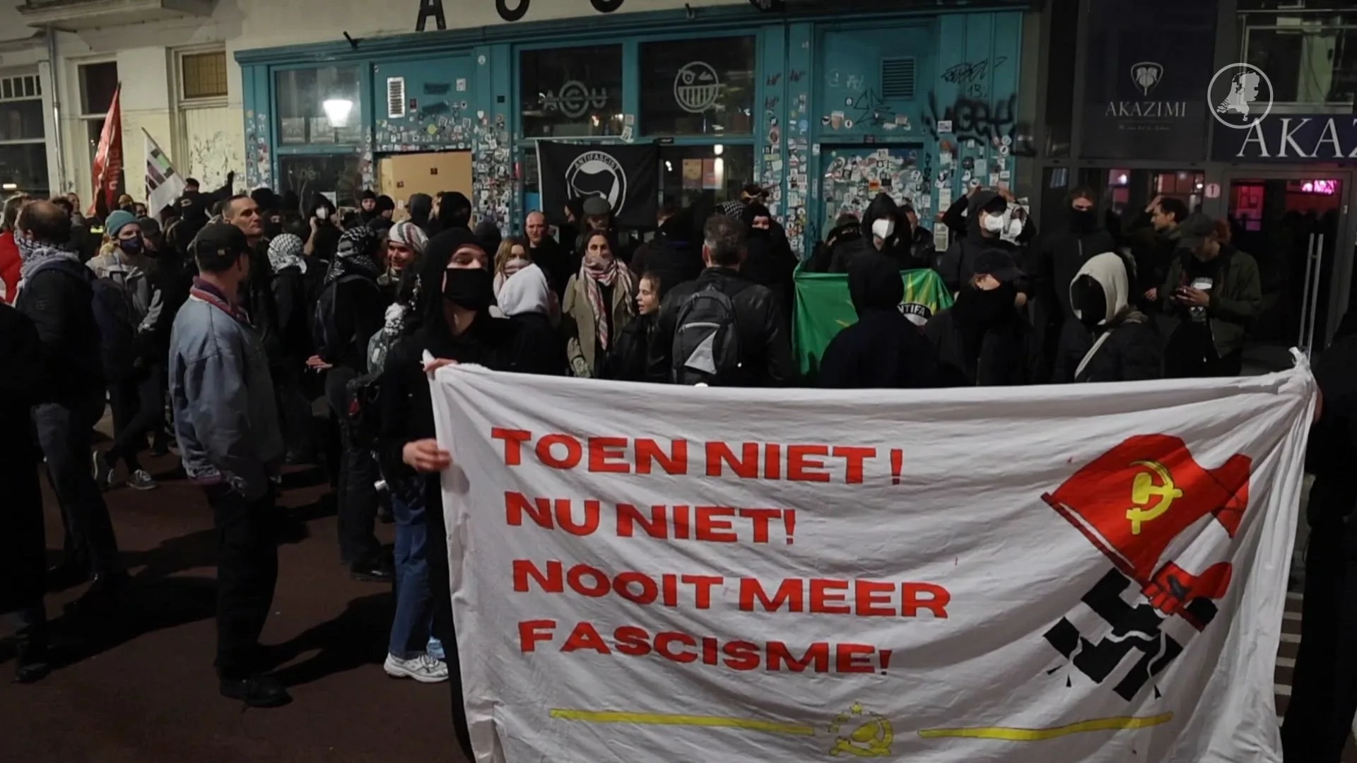 Extreemrechtse demonstranten gooien vuurwerk in centrum Utrecht