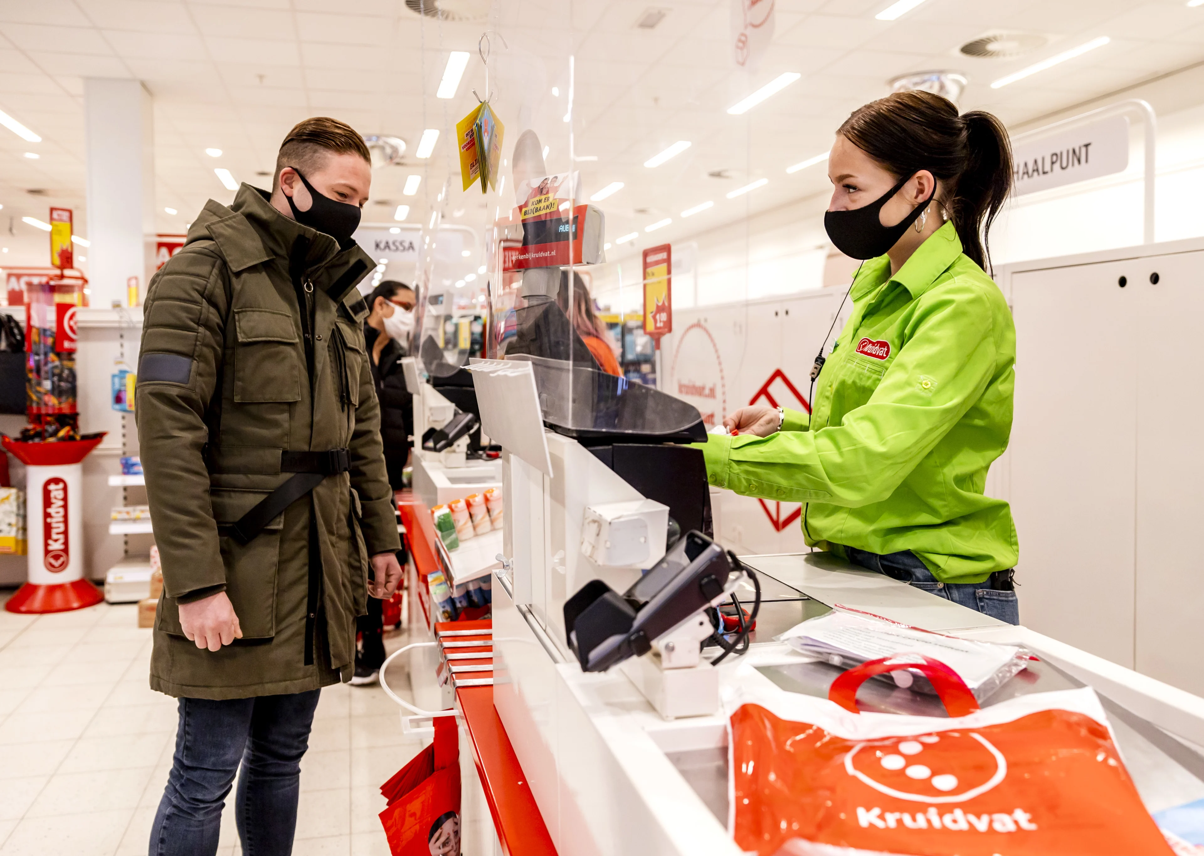 Drogisterijen hebben tekort aan type 2-mondkapjes die mogelijk verplicht worden