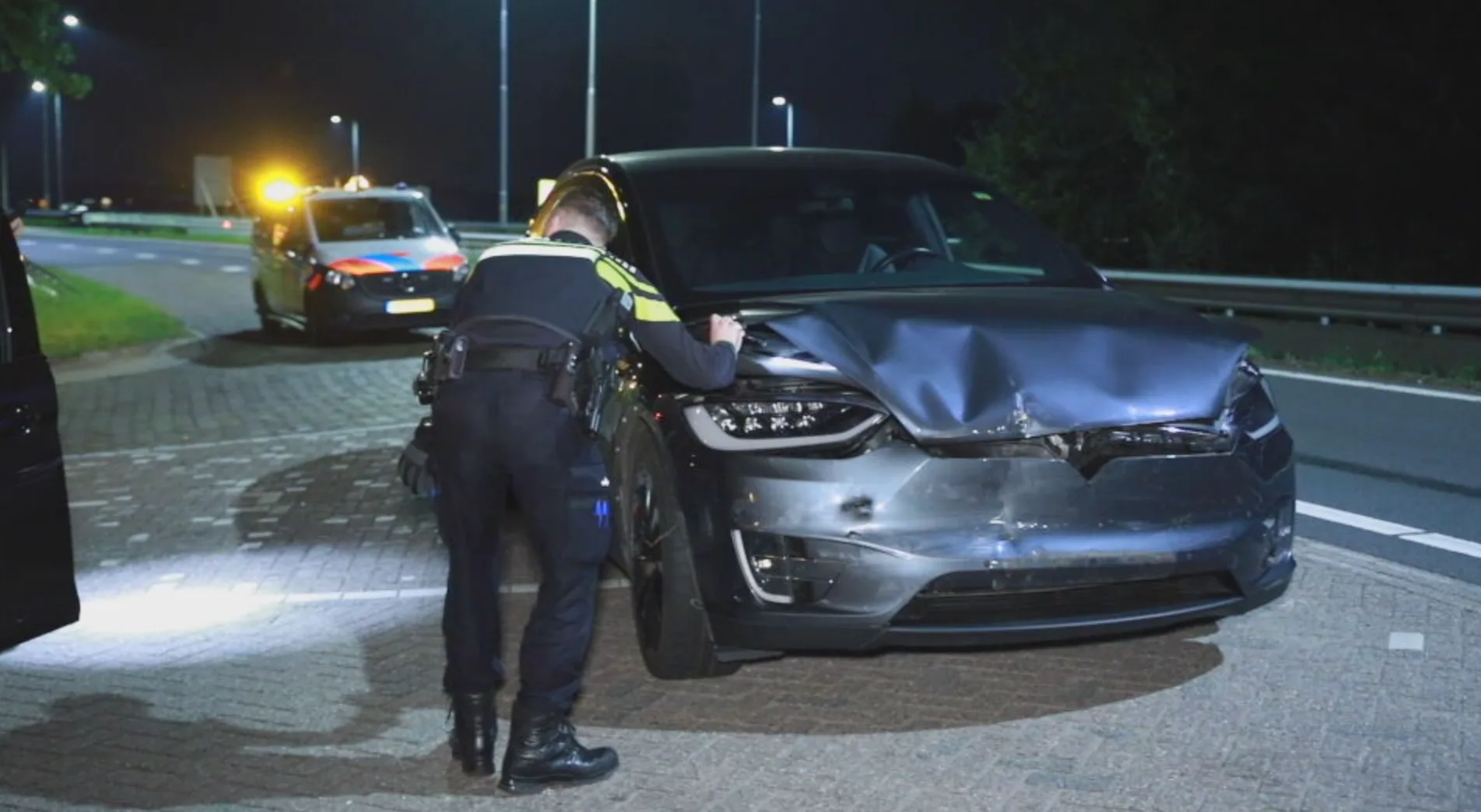 GTA-taferelen: Tesla-bestuurder ramt twee auto's tijdens dollemansrit bij Rotterdam