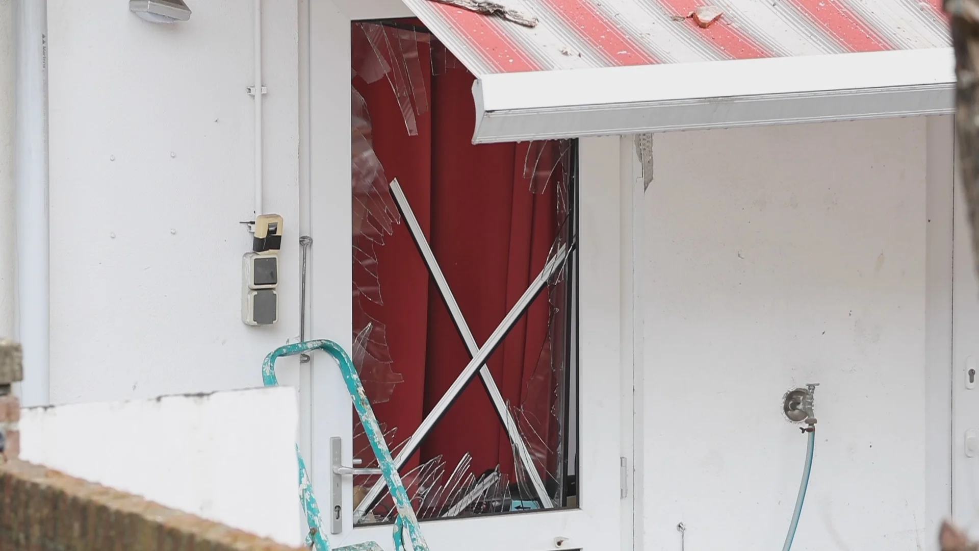 Kind krijgt scherven in gezicht na explosie in Den Haag, 16 woningen ontruimd