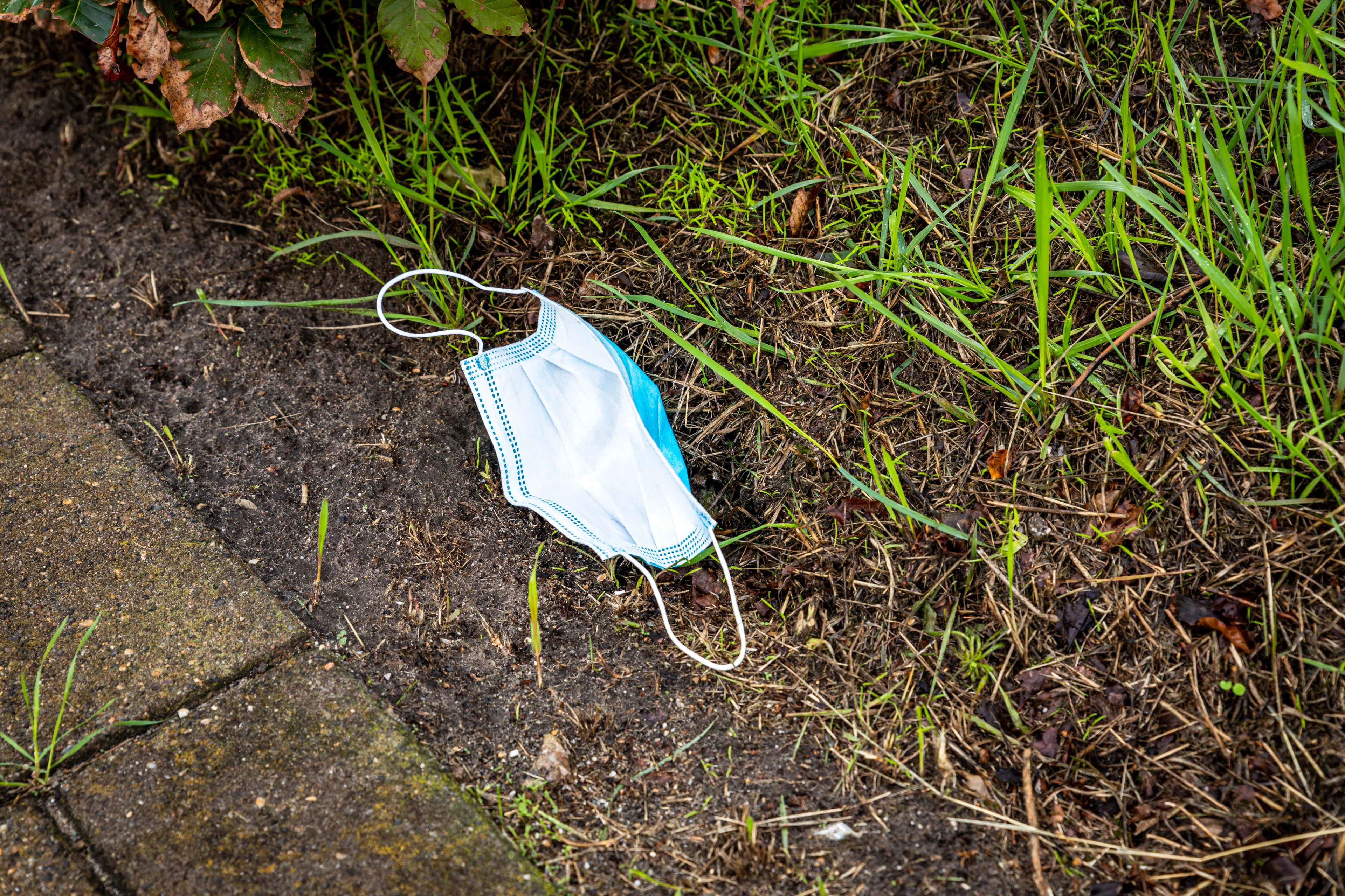 Mondkapjes zijn het nieuwe zwerfafval: 'Niet alleen vervuilend, ook gevaarlijk'