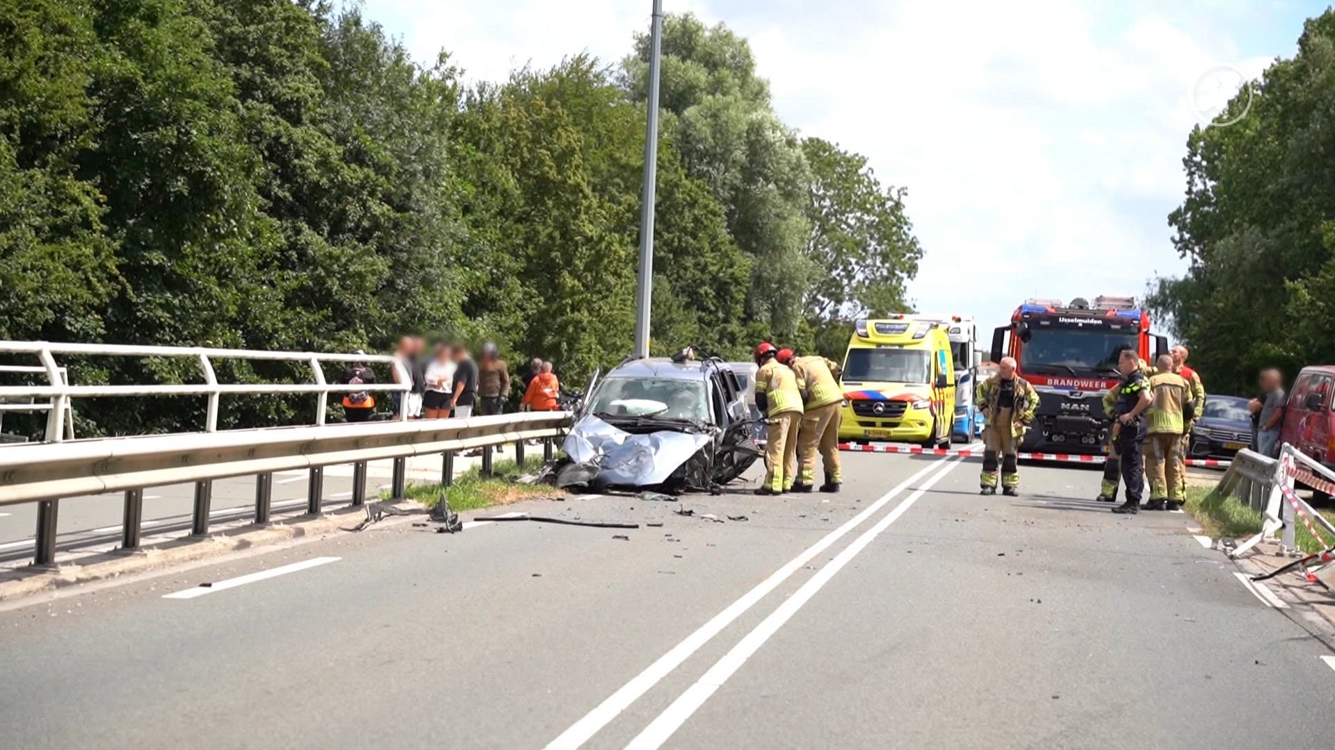 Automobilist naar ziekenhuis na zware klap tegen brug in Kampen