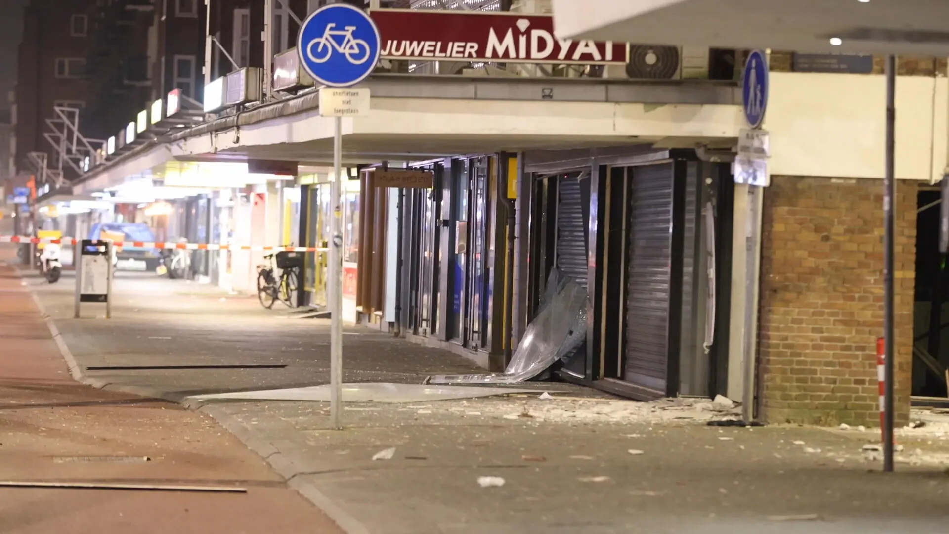 Grote ravage na plofkraak op juwelier in Amsterdam, EOD ter plaatse
