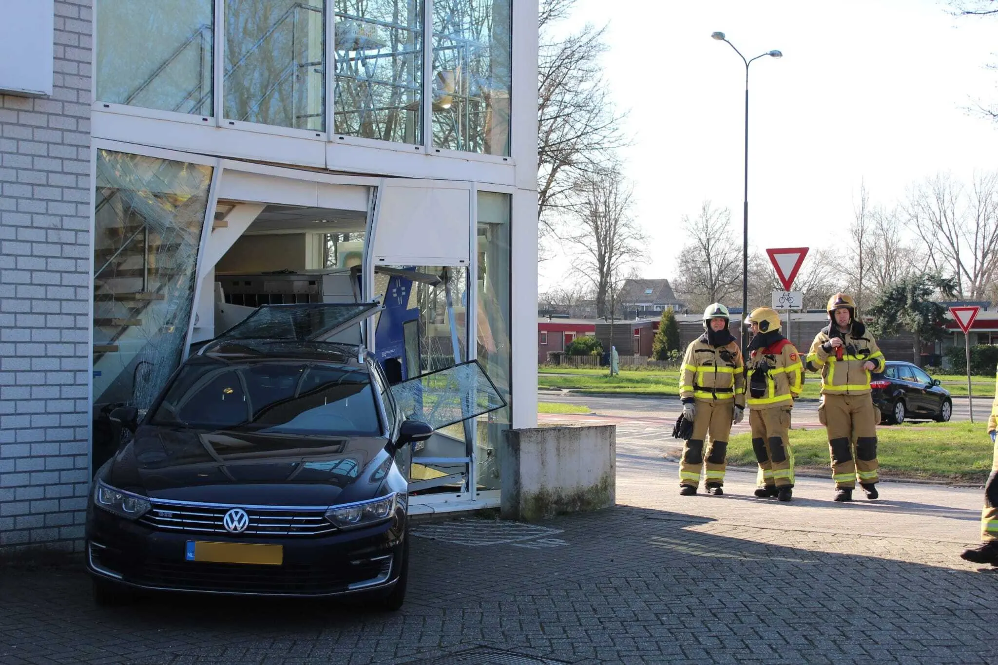 Vrouw ramt Apeldoorns gezondheidscentrum met auto