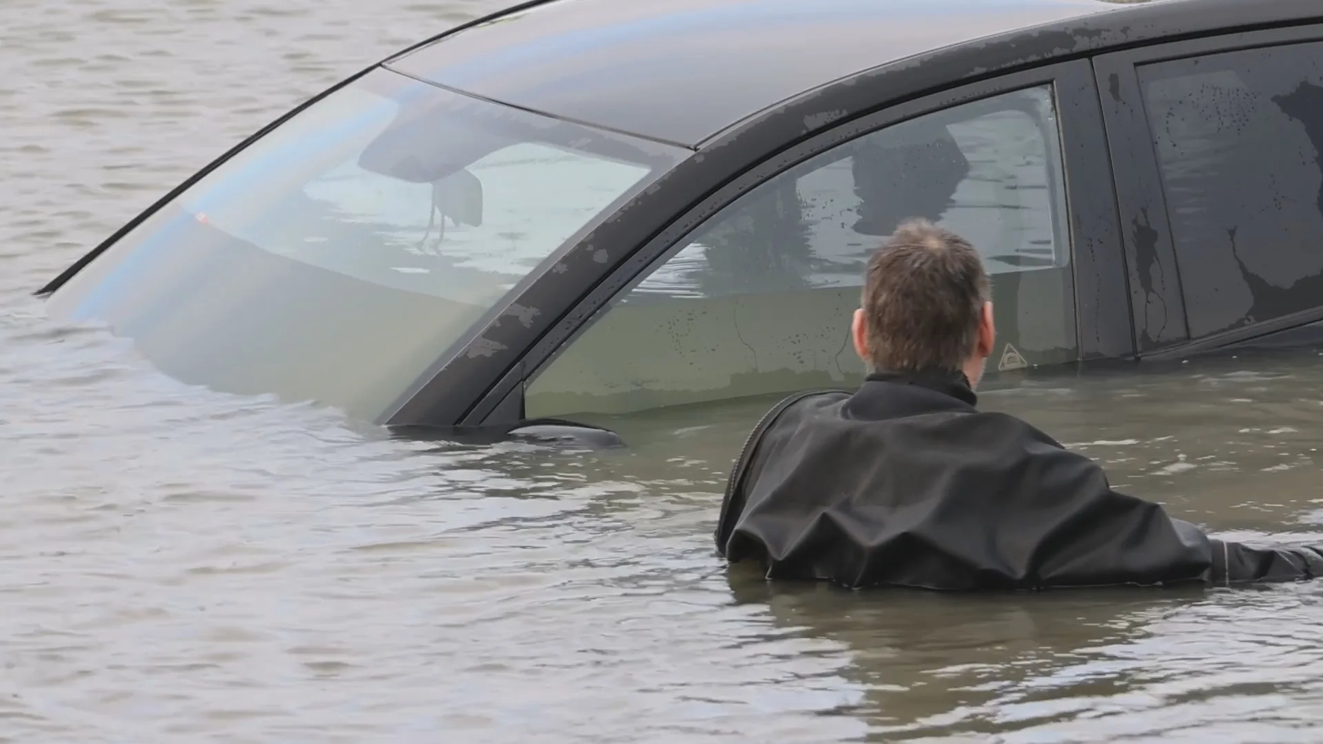 Auto rolt van kade in Harlingen, bestuurder schrikt zich rot