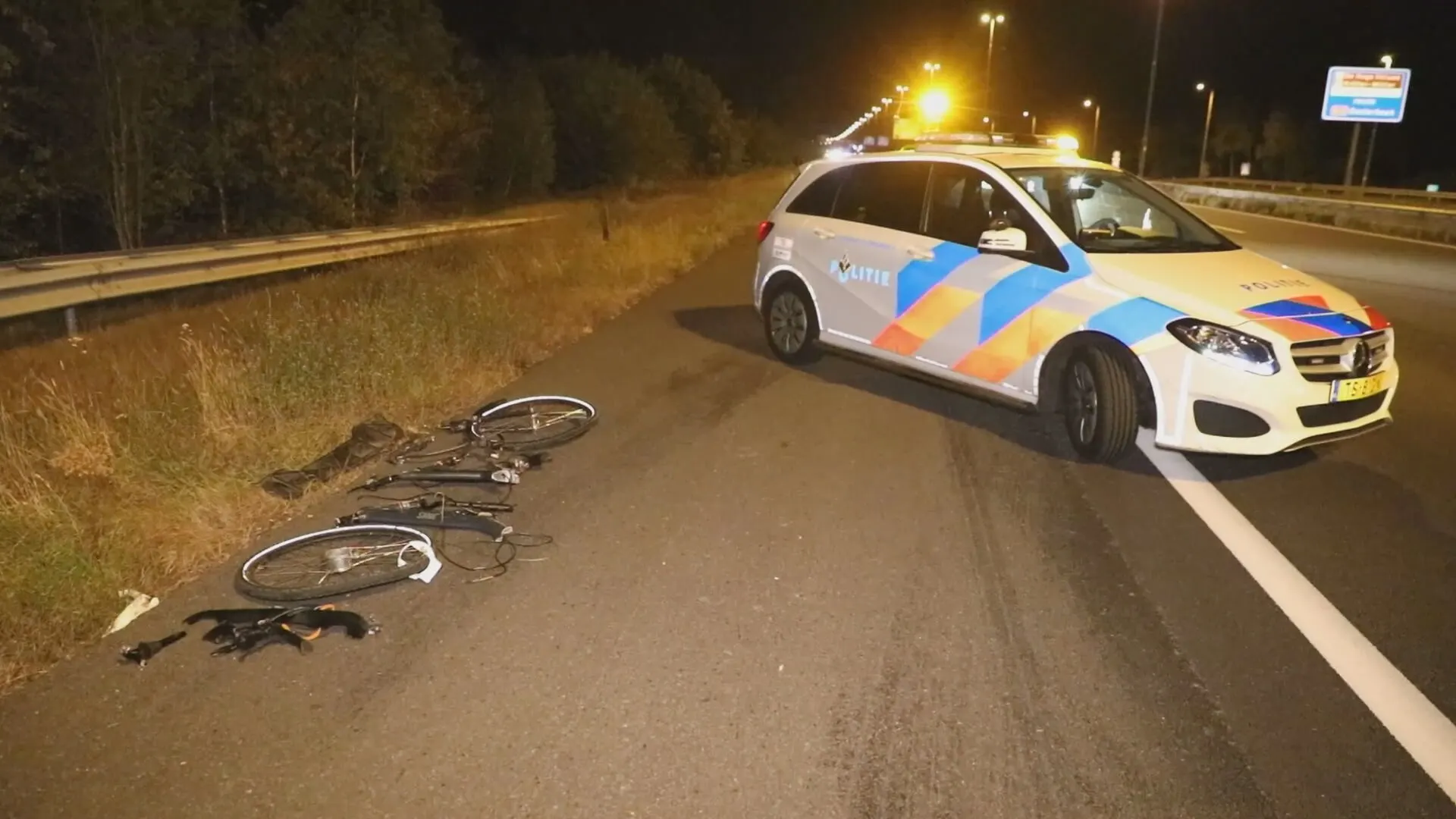 Fiets valt plots van drager op snelweg, tien auto's raken beschadigd