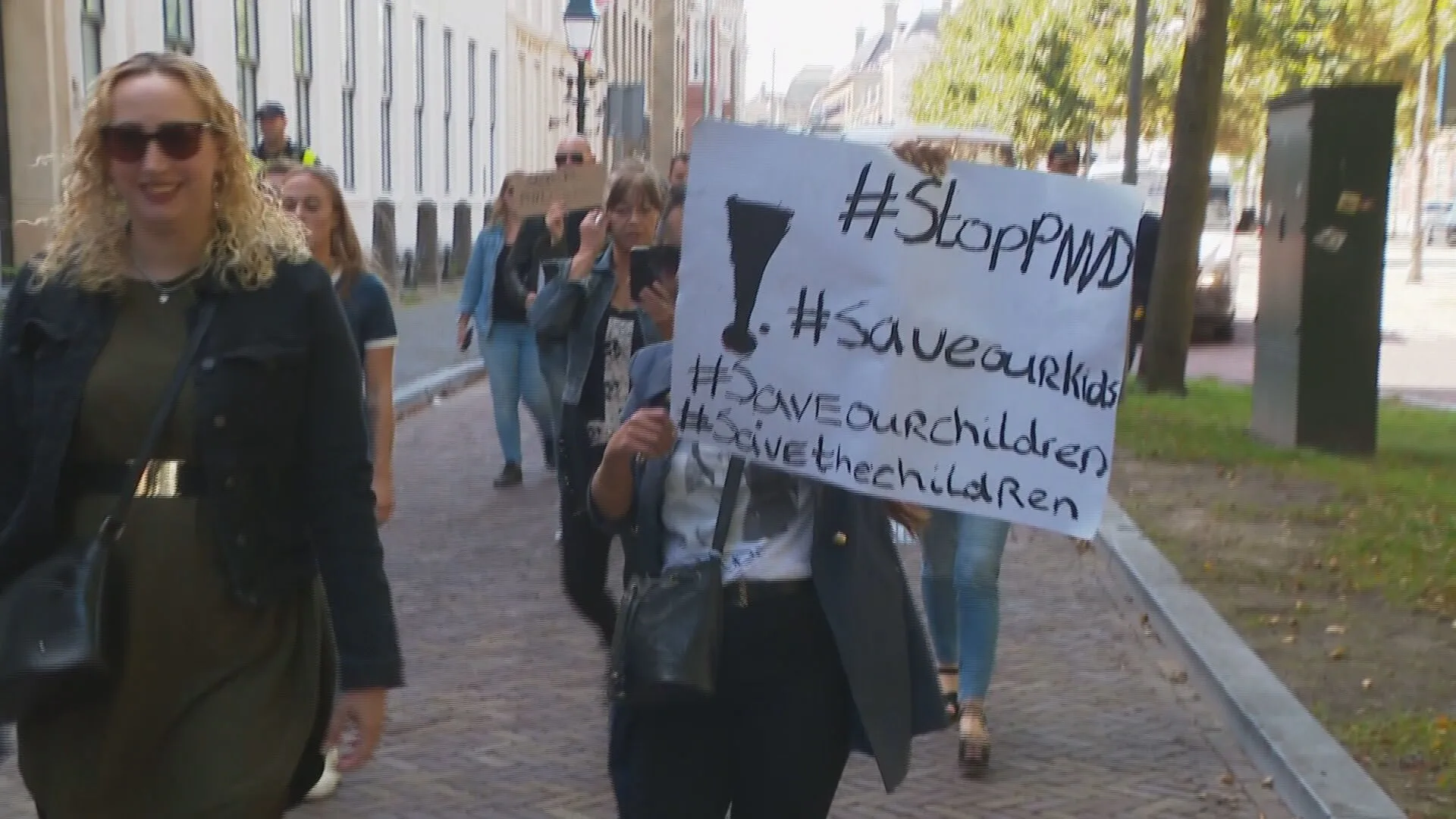 Demonstratie tegen 'pedopartij' PNVD verloopt rustig, maar de kritiek blijft groeien