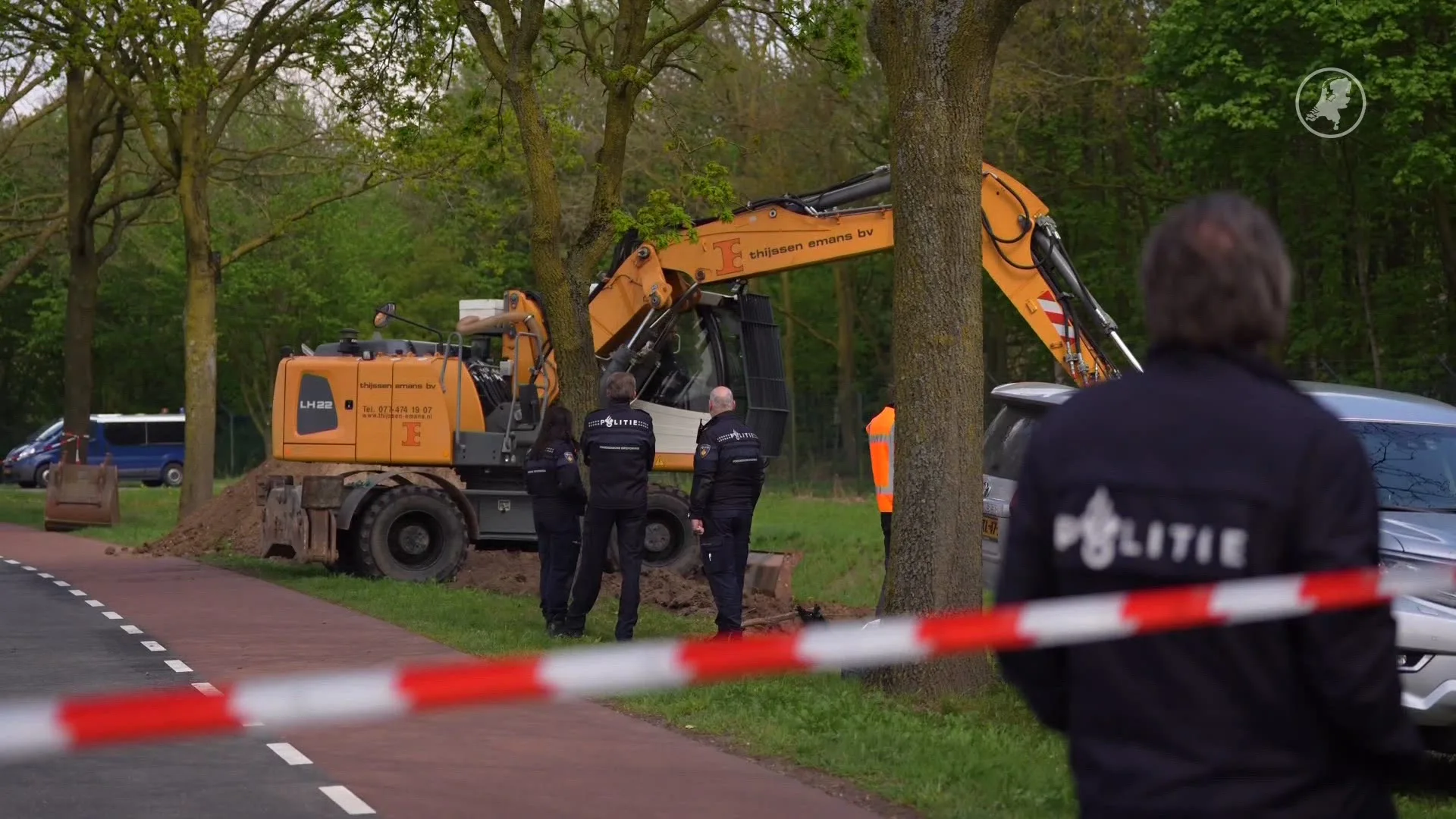 Politie zoekt verder bij Eindhoven Airport, nu ook graafmachine ingezet