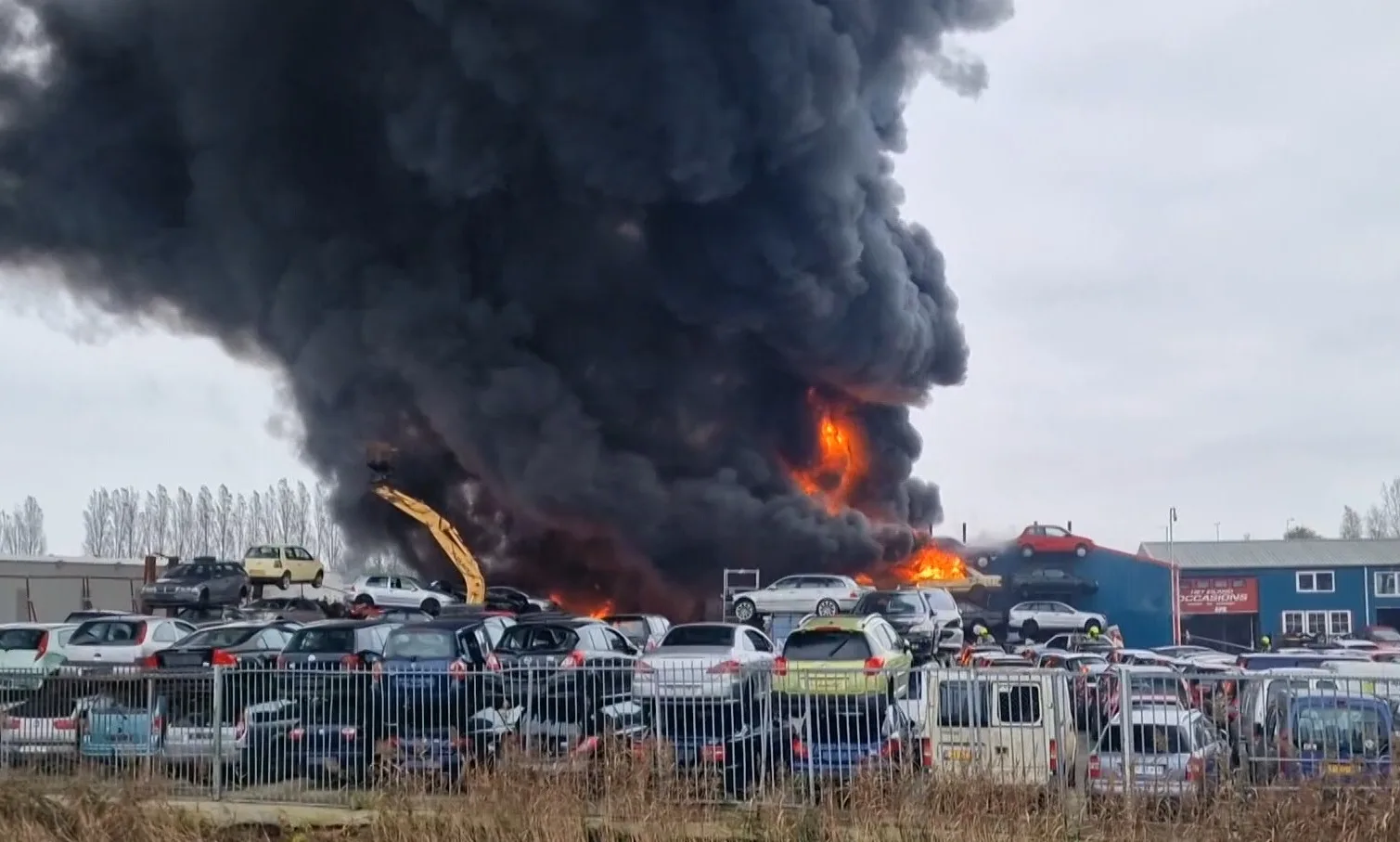 Flinke brand bij autobedrijf Heerhugowaard: dikke rookwolken zichtbaar