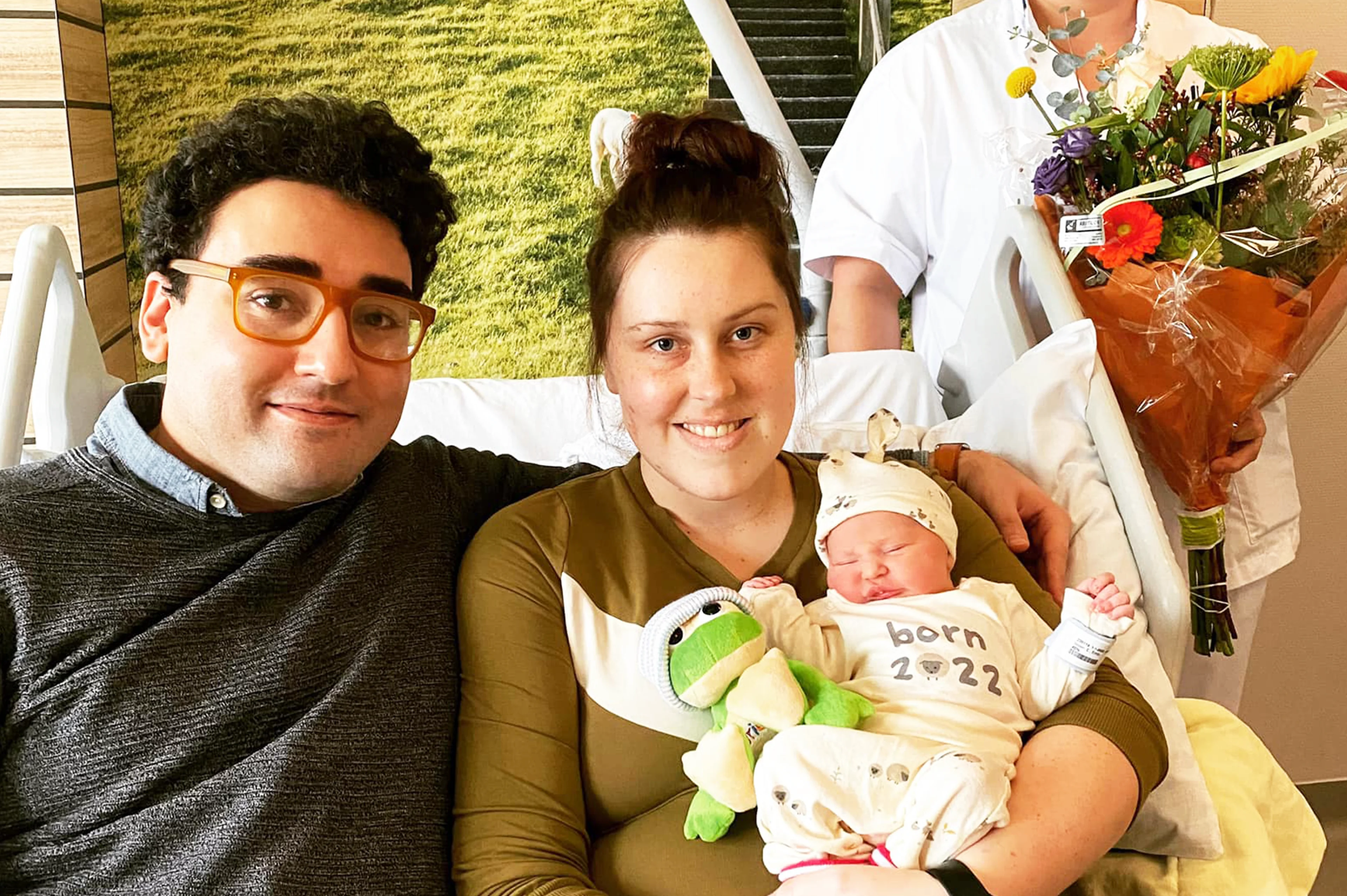 Leonie beviel van eerste baby van 2022: 'Ik vroeg heel vaak: is het al nieuwjaar?'