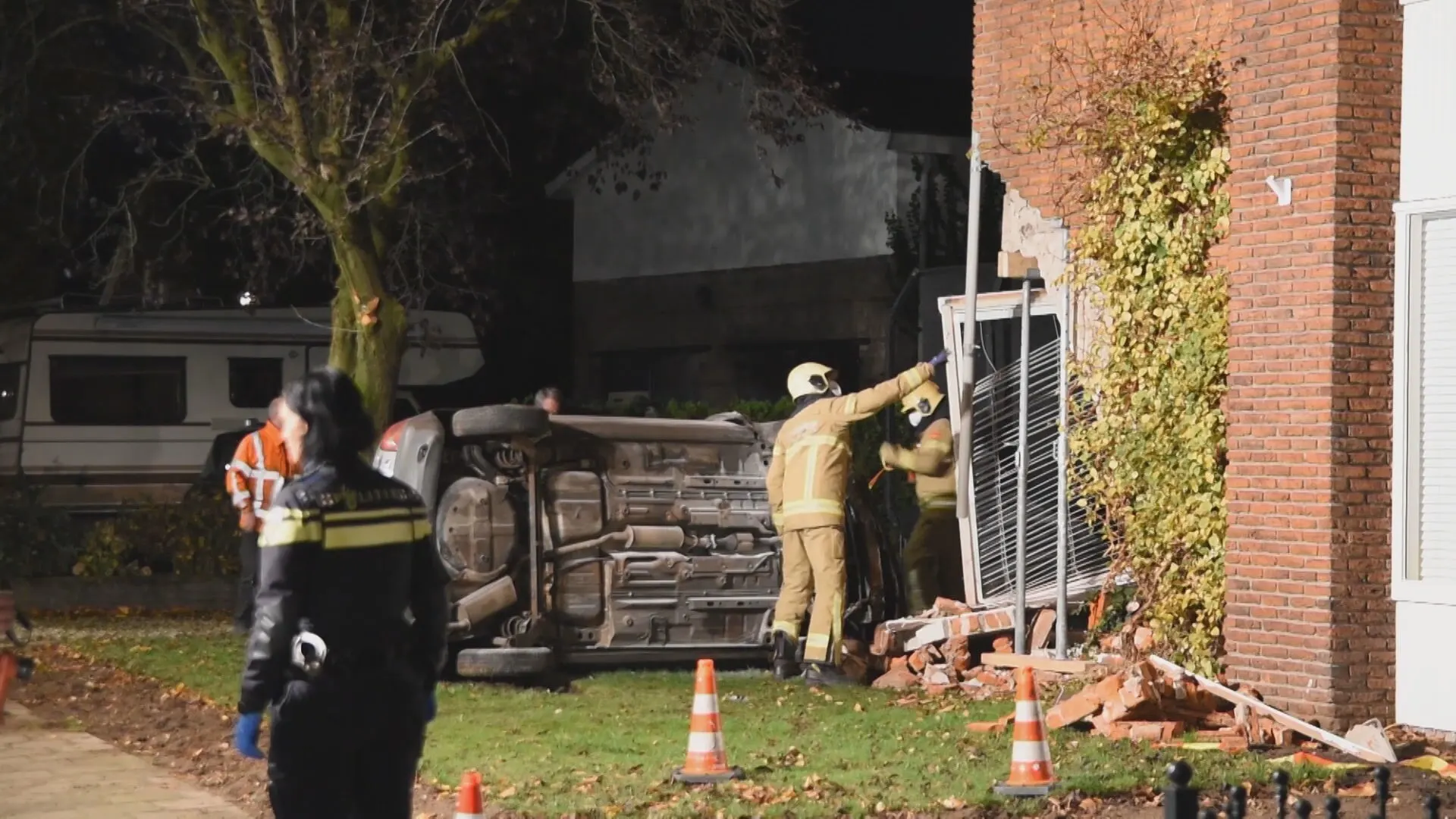 Automobilist rijdt pui uit woning in Didam, schade is enorm
