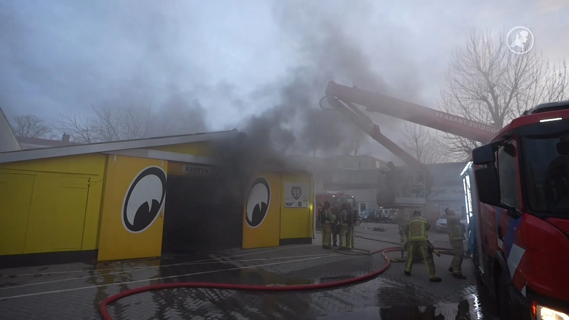 Rookwolken boven Eindhoven: loods met oldtimers in lichterlaaie