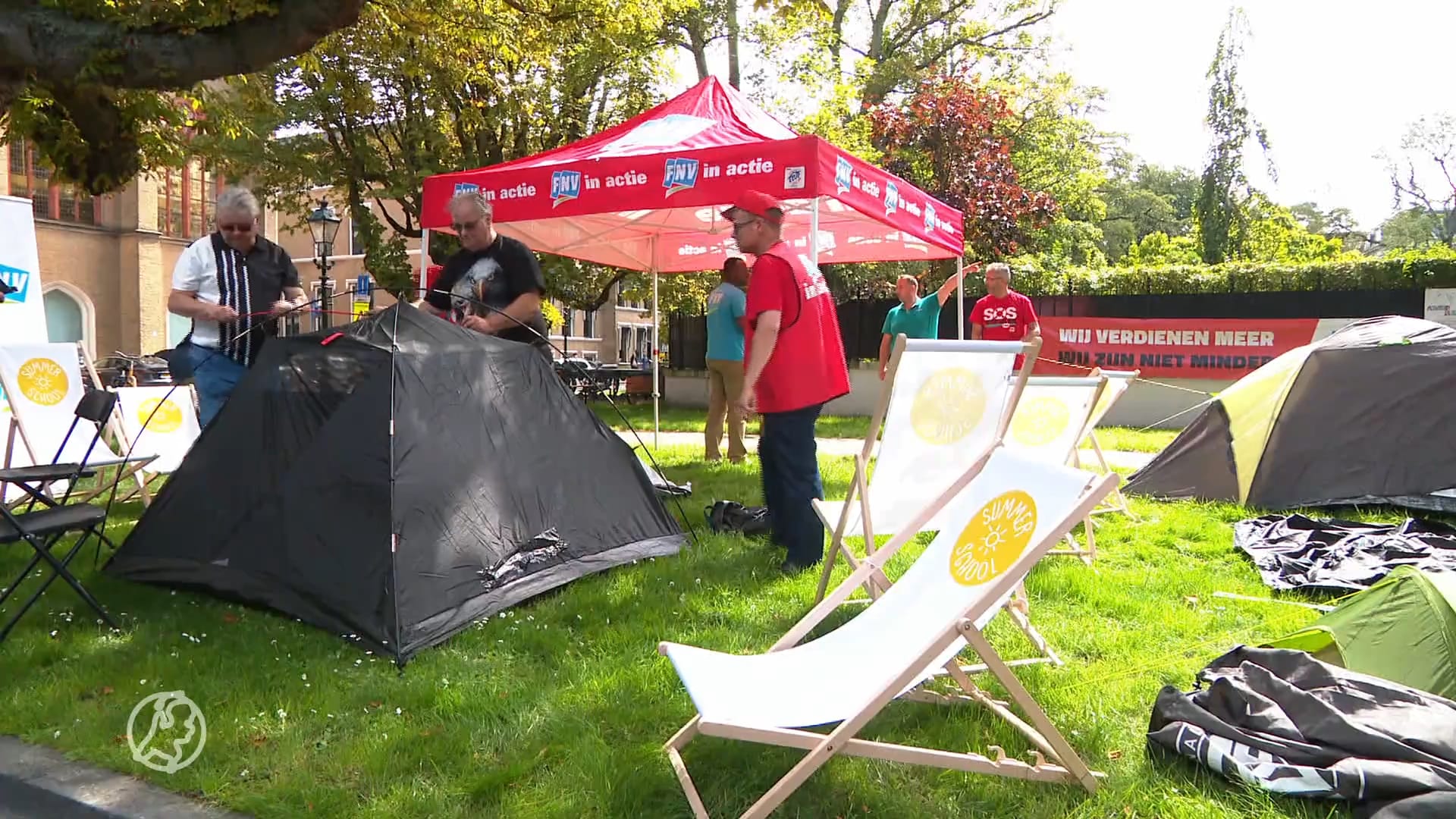 Werknemers kamperen bij hun baas: 'Geen geld voor echte vakantie'