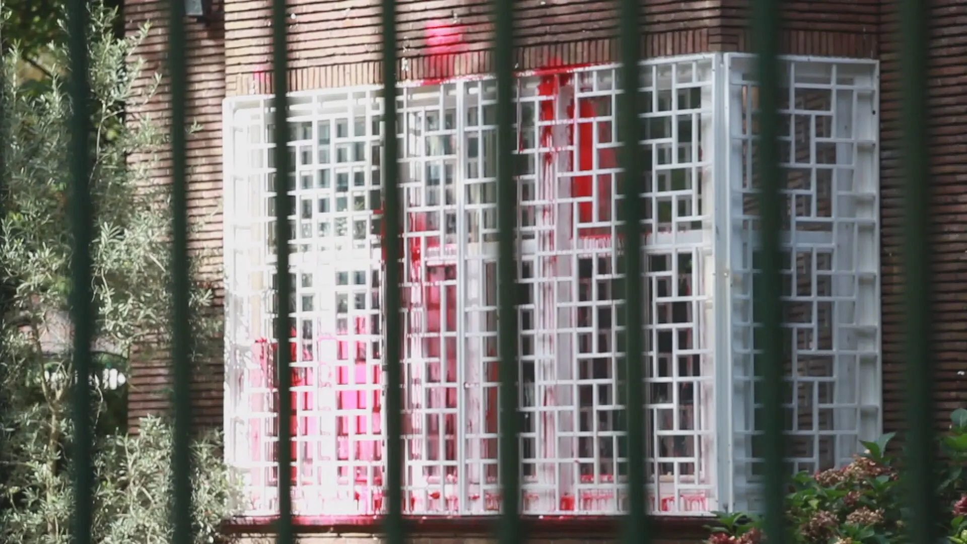 Chinese ambassade Den Haag beklad door Oeigoerse betogers