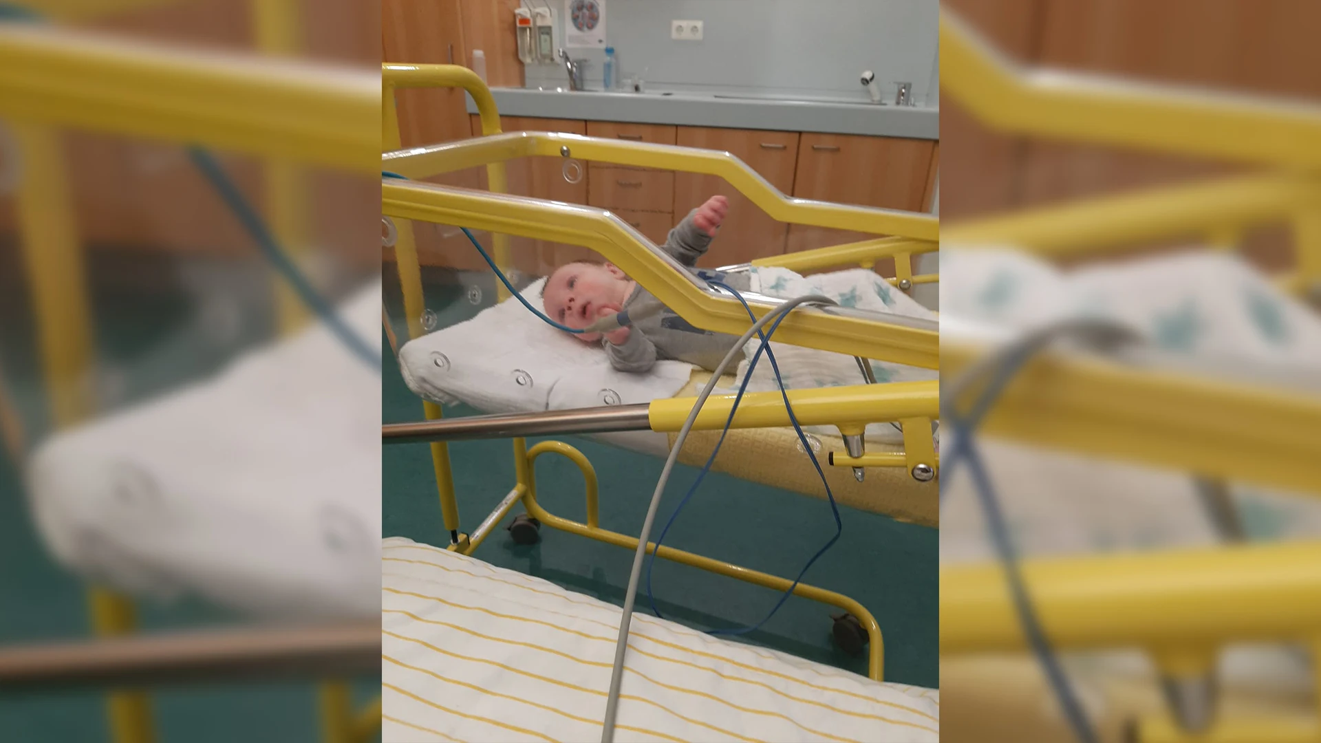 Baby Tyler van zes weken heeft corona: 'Hij begon steeds zwaarder te ademen'