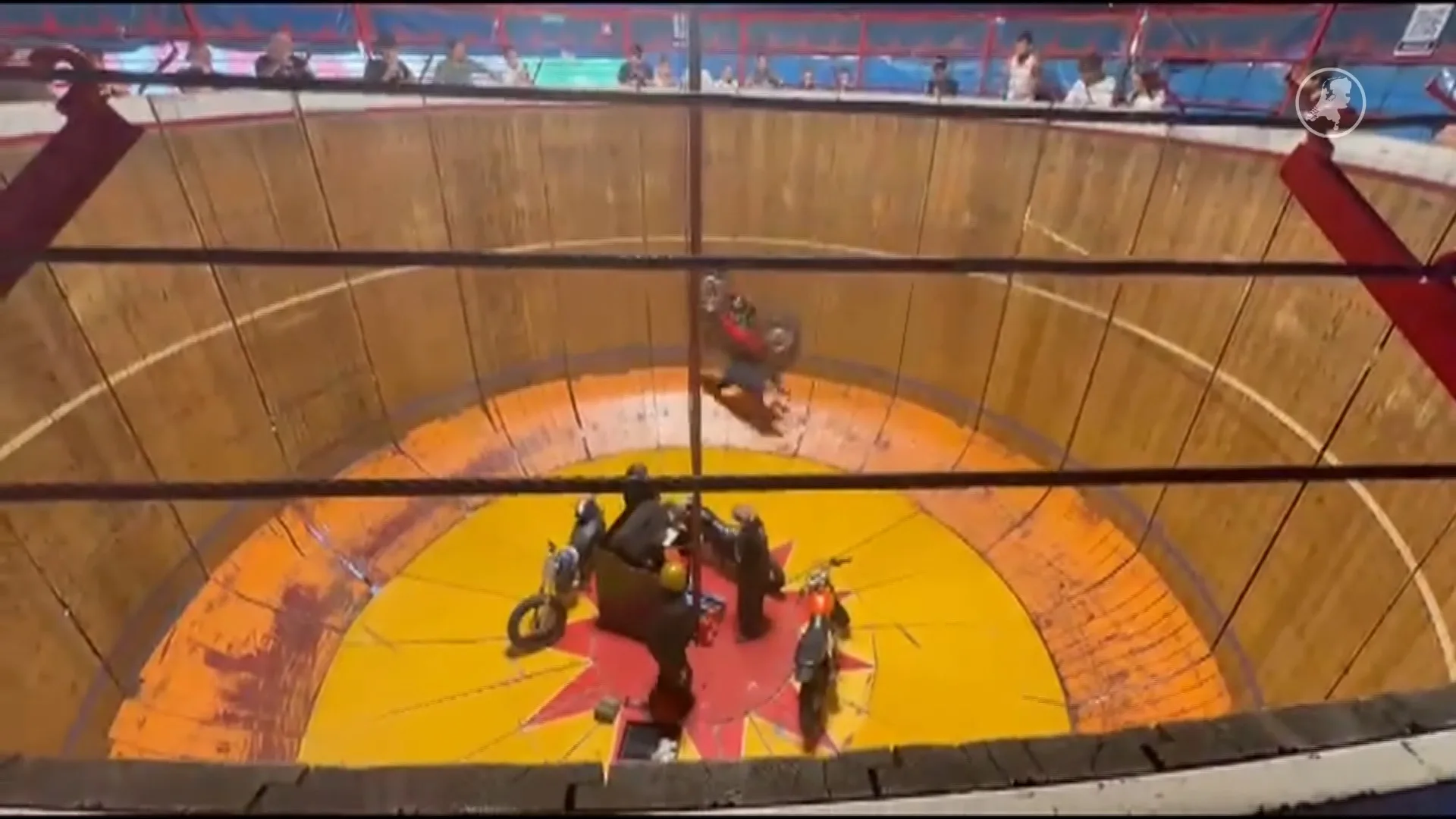 Motorrijder op kermis Uden crasht van 'wall of death'