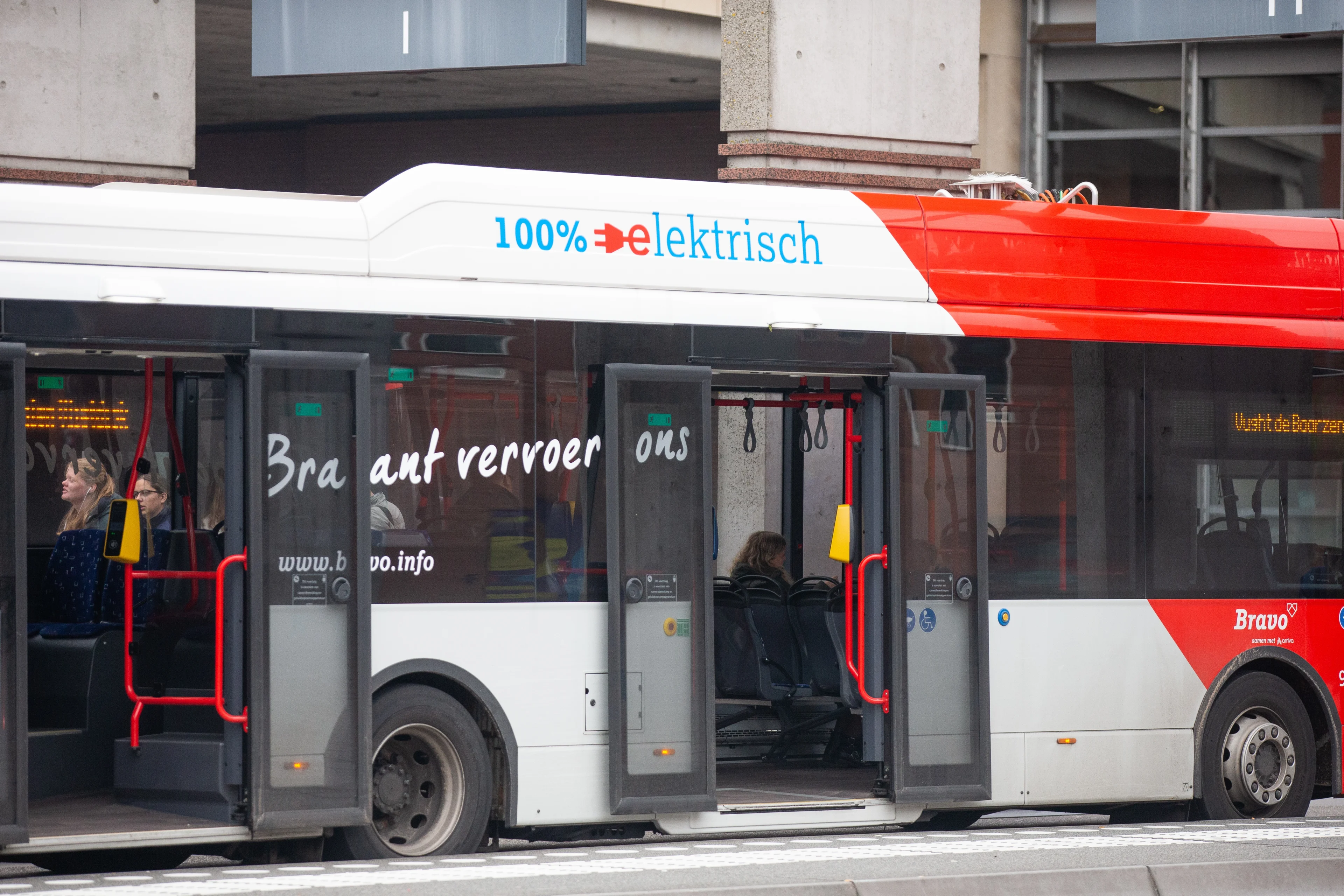 Stadsbus ramt chocoladewinkel in Den Bosch