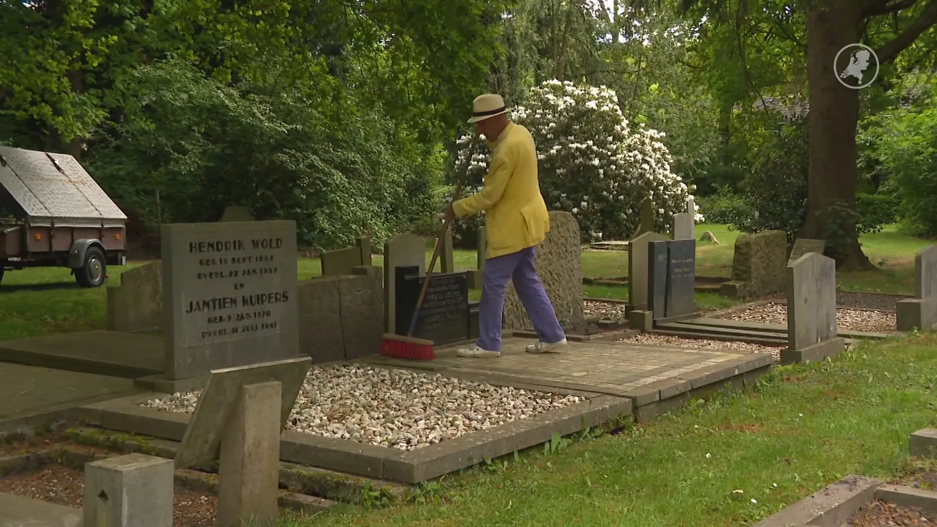 Verloederd kerkhof werd missie van Lute: nu stopt hij niet meer met schoonmaken