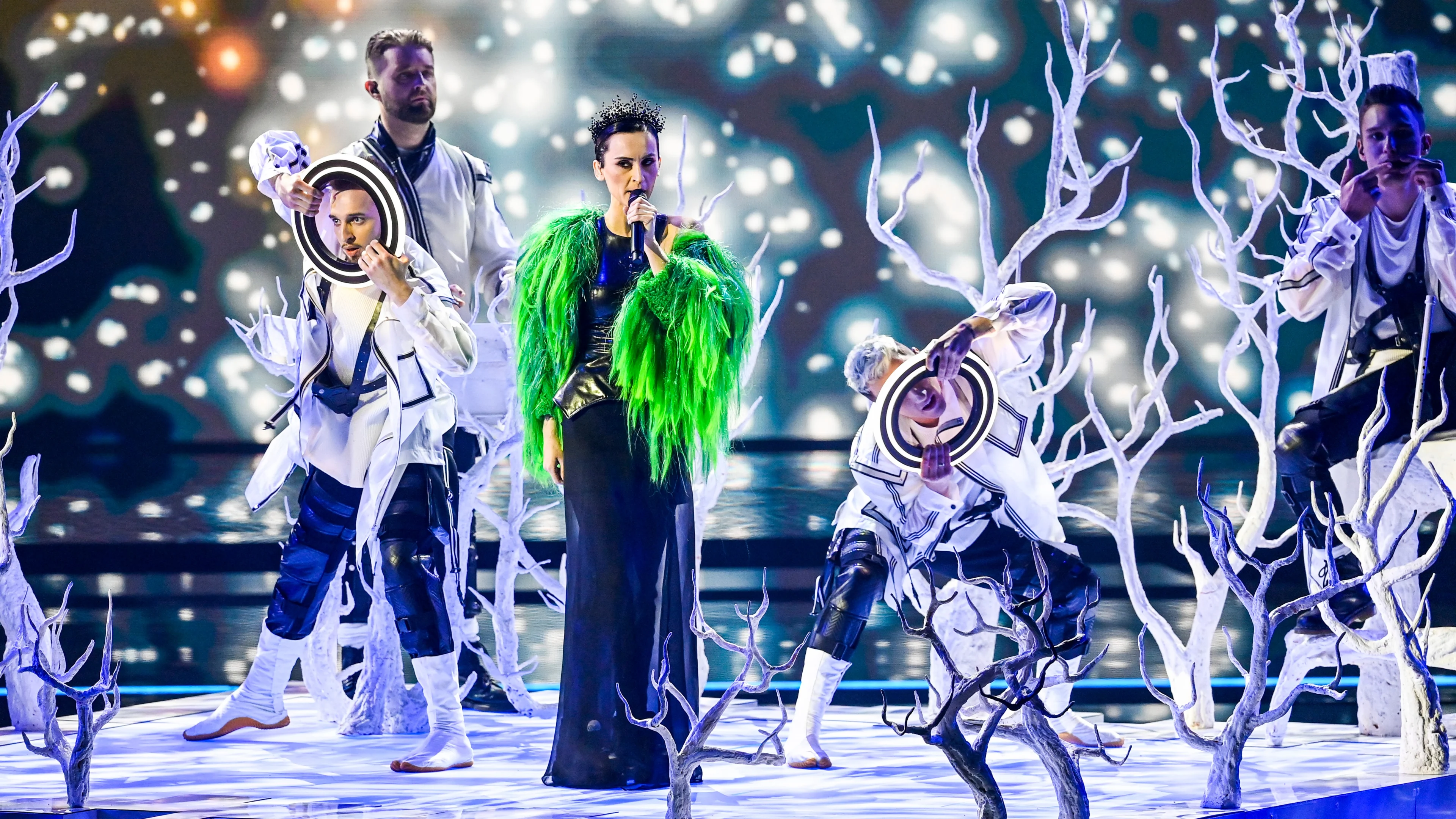 Songfestival weinig geliefd, moeten we ermee stoppen? 'Kost alleen maar een boel geld'