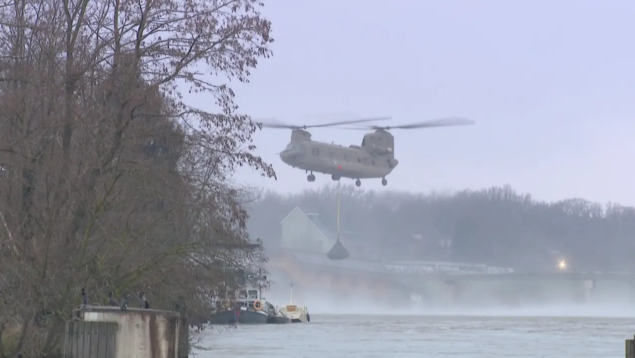 Chinooks begonnen met droppen zware stenen op kapotte dam