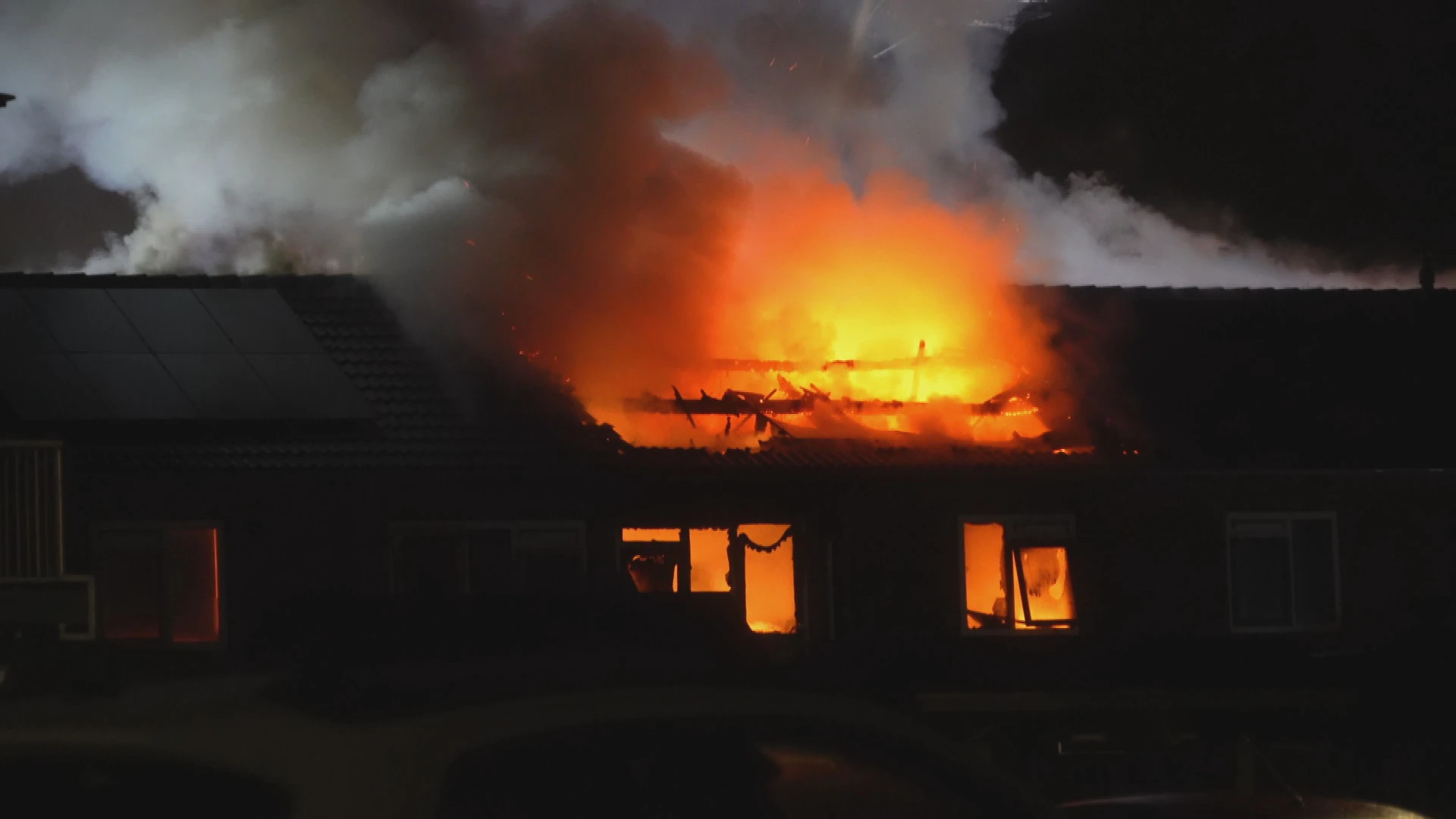 Grote brand in rijtjeshuis Coevorden, vuur slaat over naar naastgelegen woning