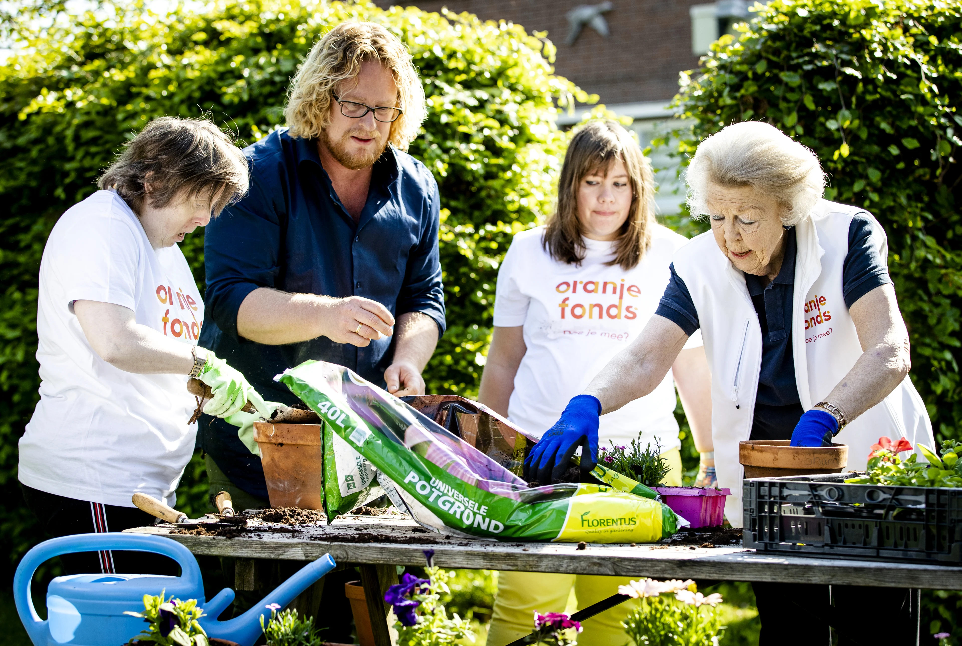 Prinses Beatrix steekt handen uit de mouwen tijdens NLdoet