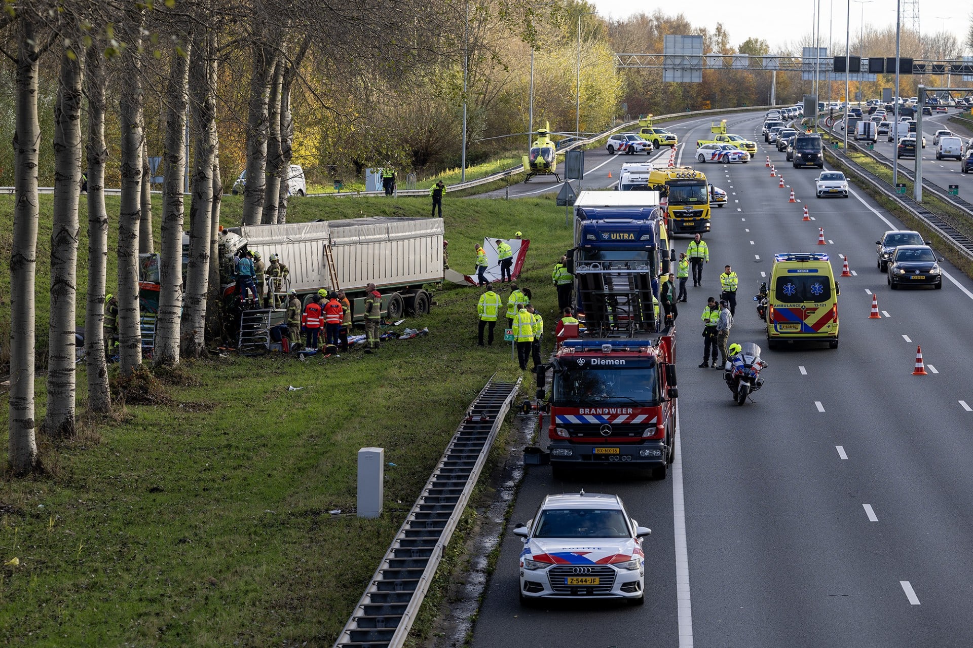 Vrachtwagenchauffeur gereanimeerd na ernstig ongeluk A10