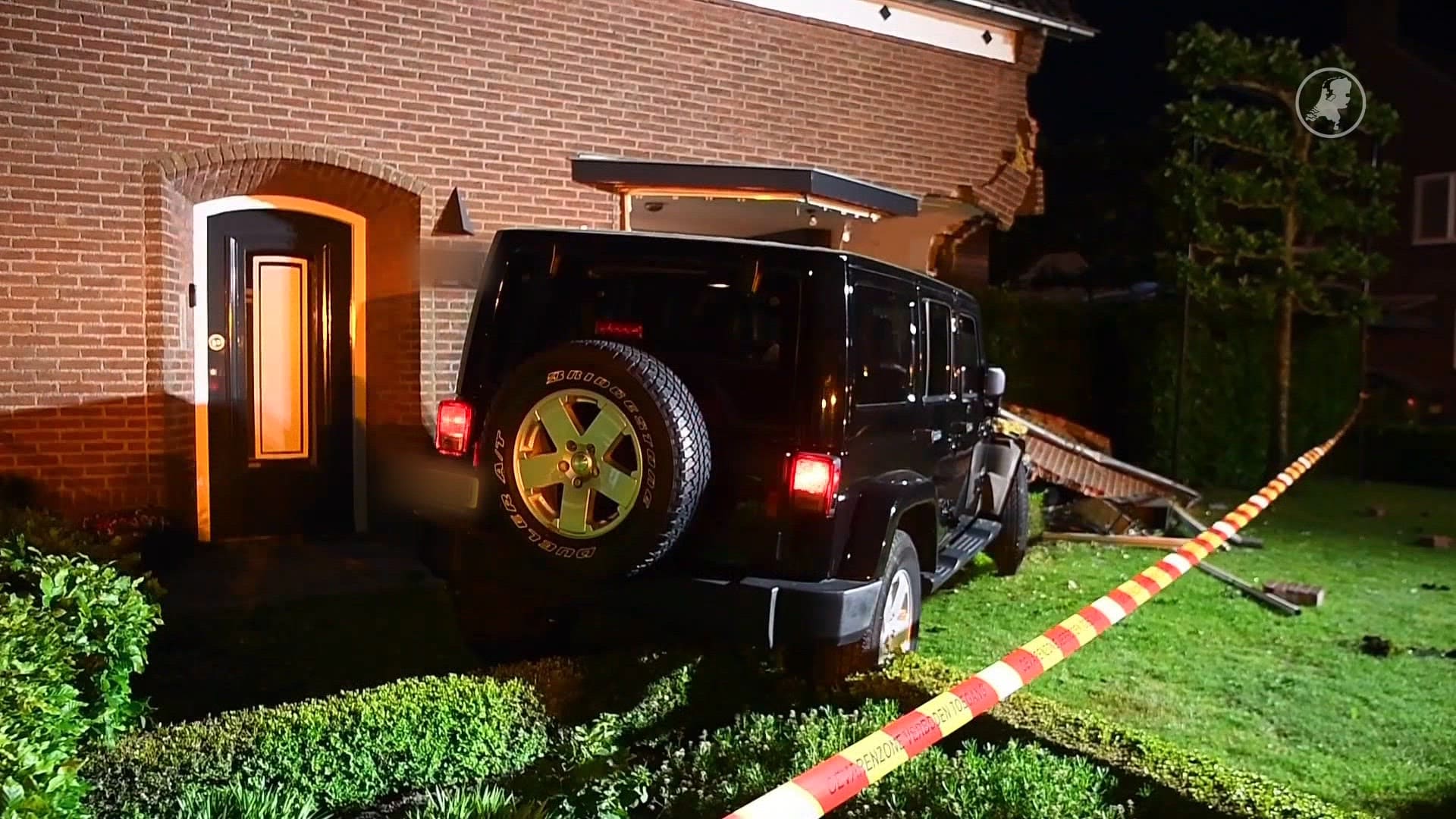 Jeep ramt gevel van woning in Budel, huis voorlopig onbewoonbaar