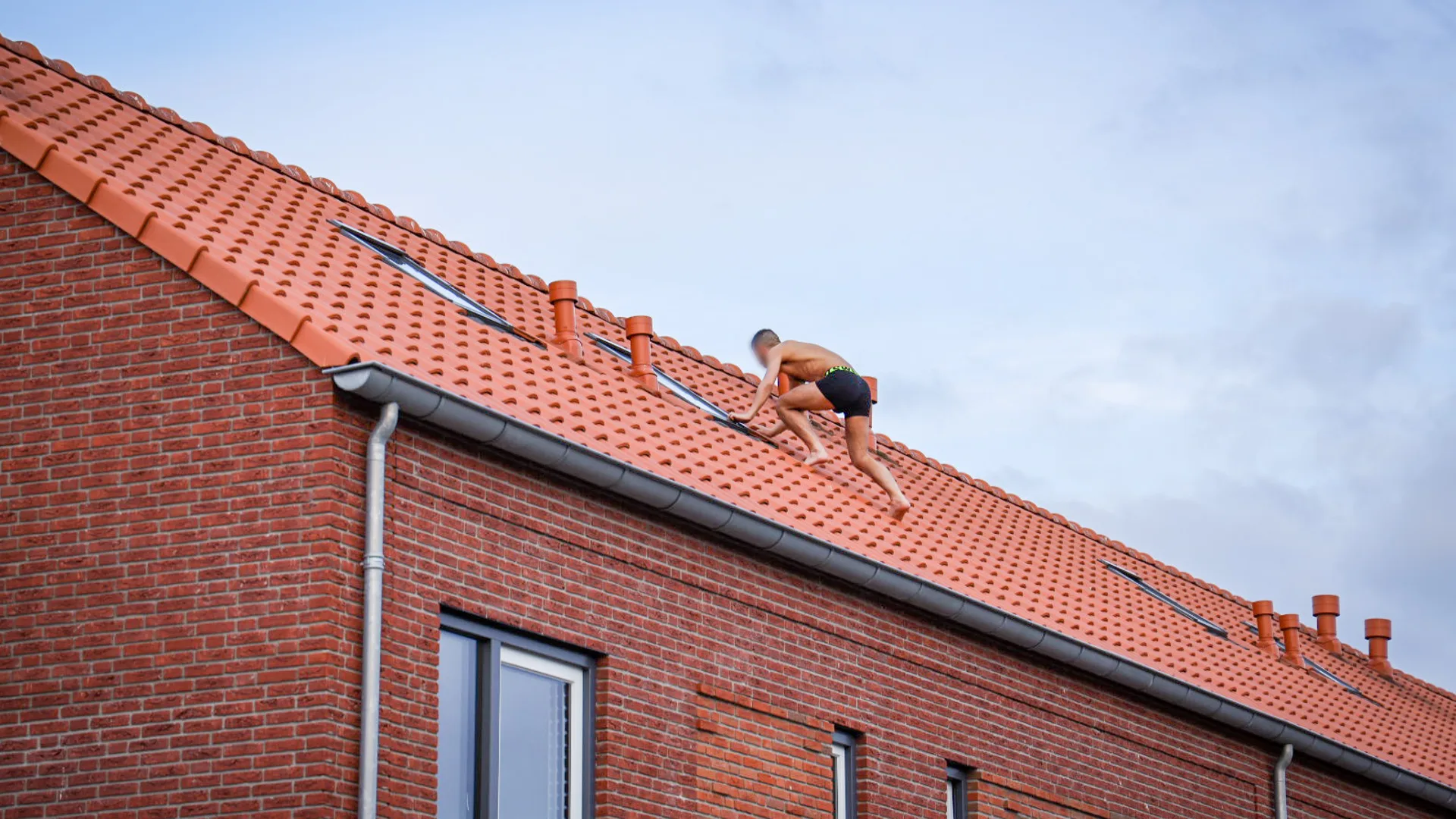 Man vlucht in onderbroek het dak op om aan politie te ontkomen