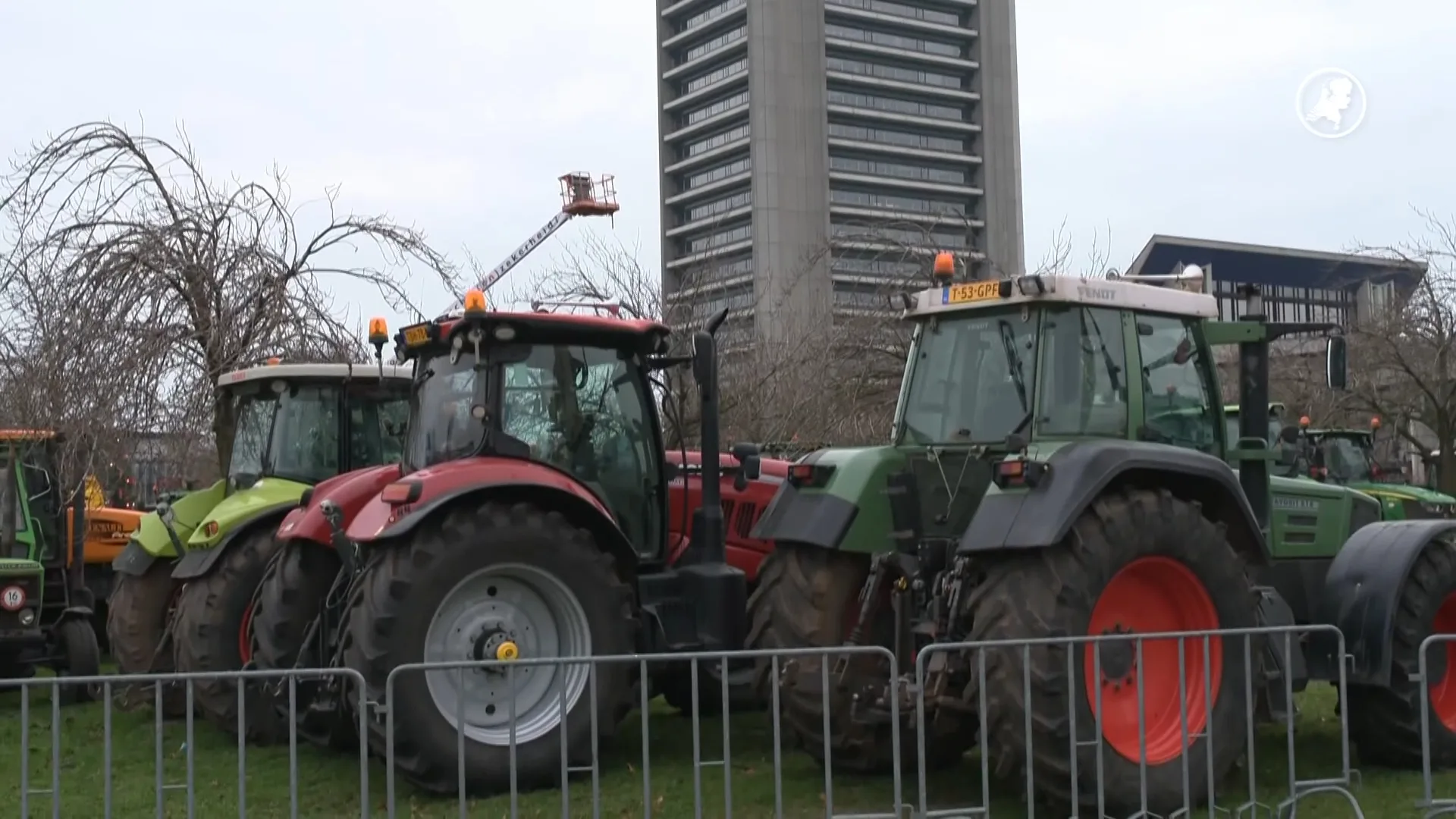 Ruim honderd boeren en FDF protesteren bij provinciehuis Den Bosch