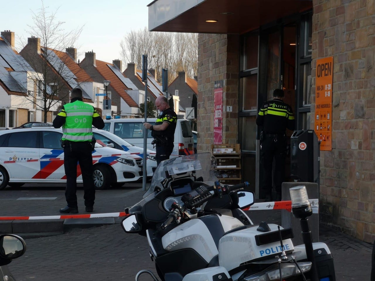 Overval op supermarkt in Schinnen, politie jaagt op twee daders