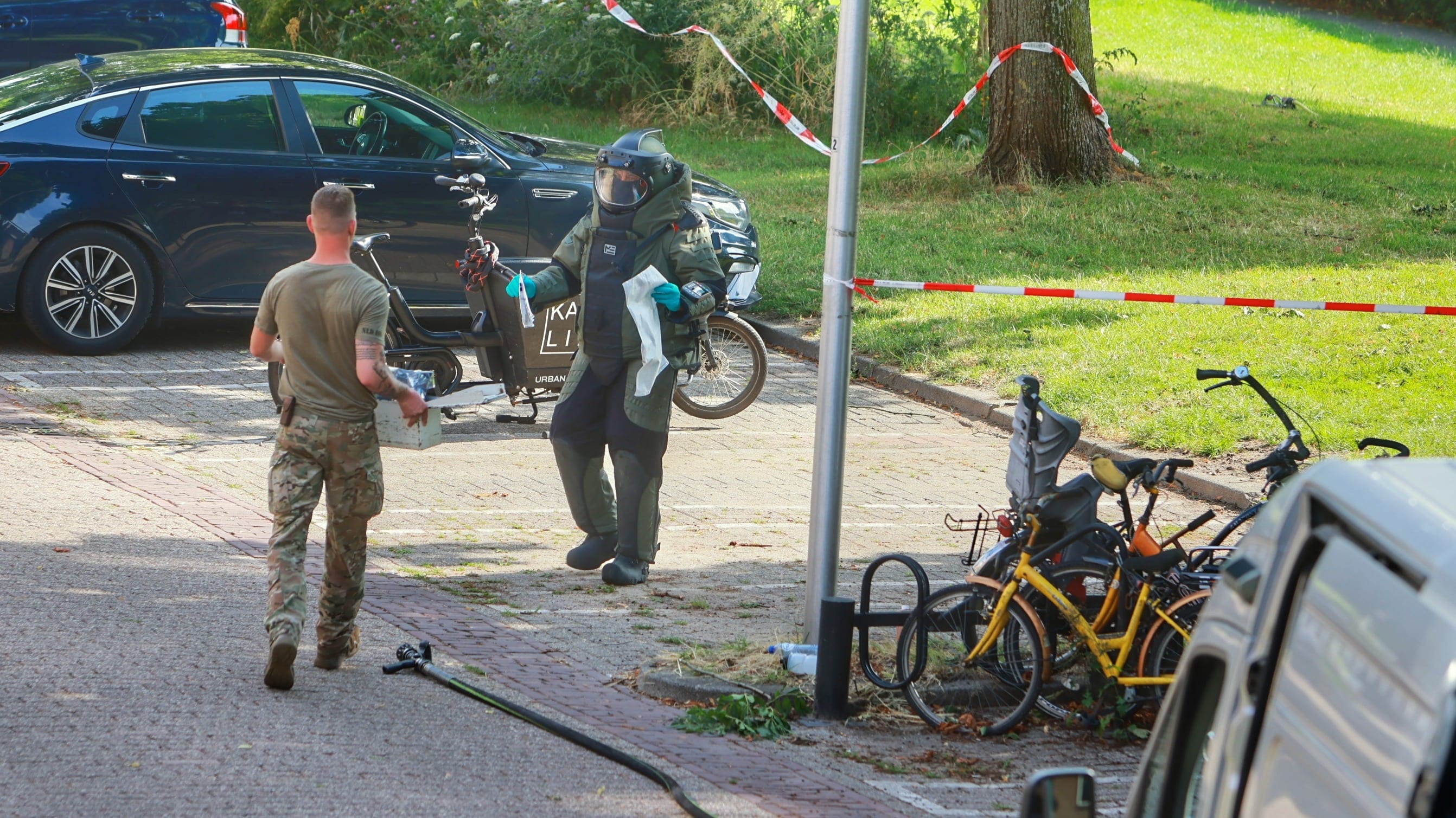 Bizar: vissende jochies hengelen explosief pakketje uit het water in Utrecht