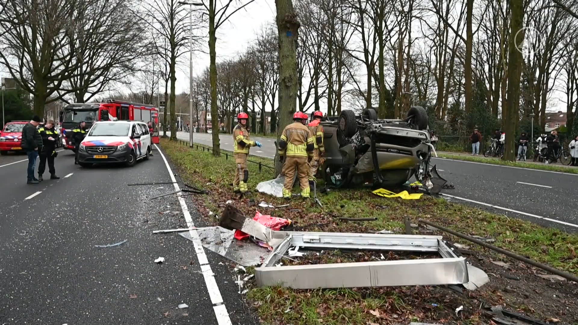 Omstanders redden gewonde man uit auto na ongeluk in Tilburg
