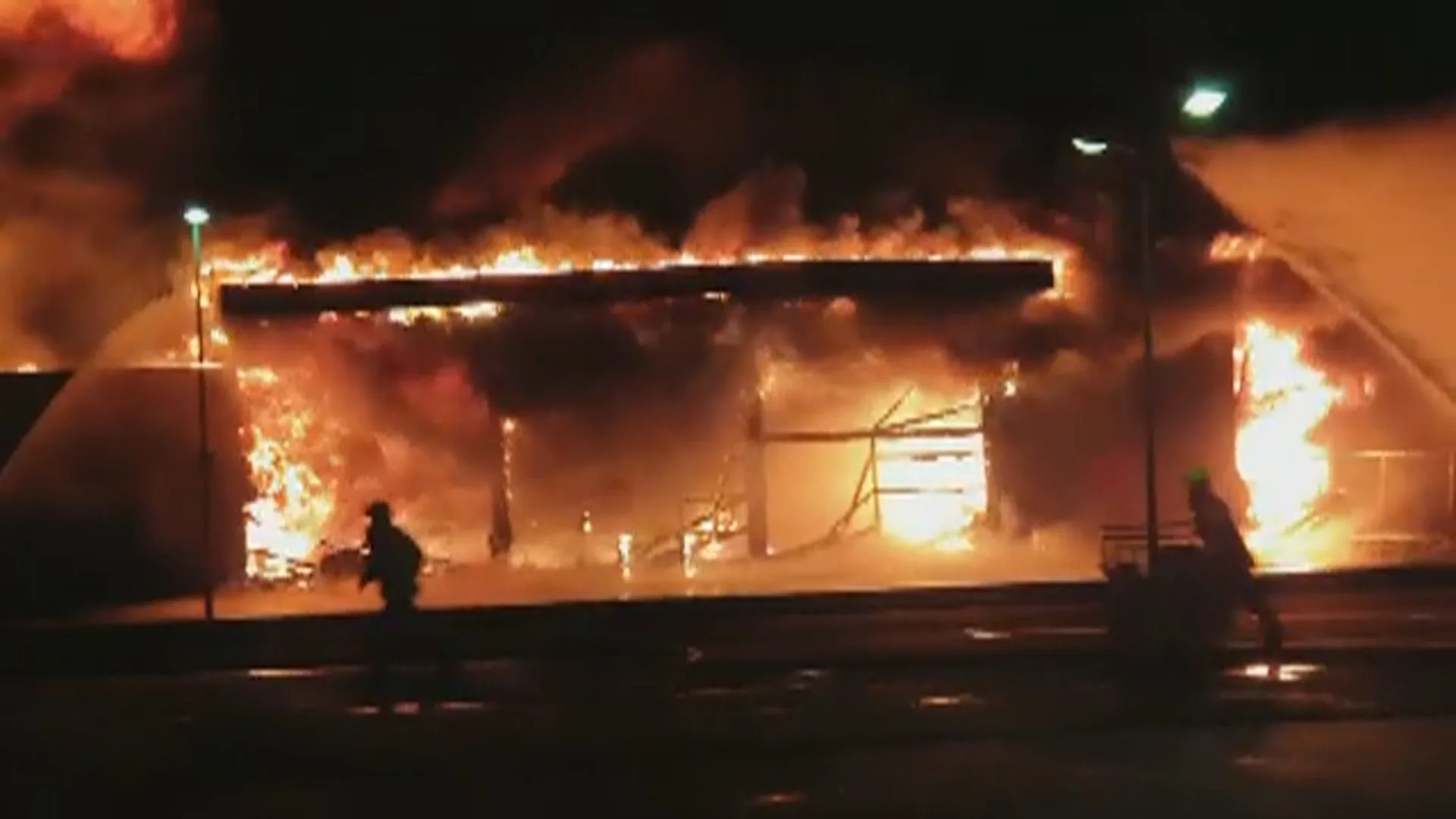 Veel rook vrijgekomen bij grote brand in keukenwinkel Schagen