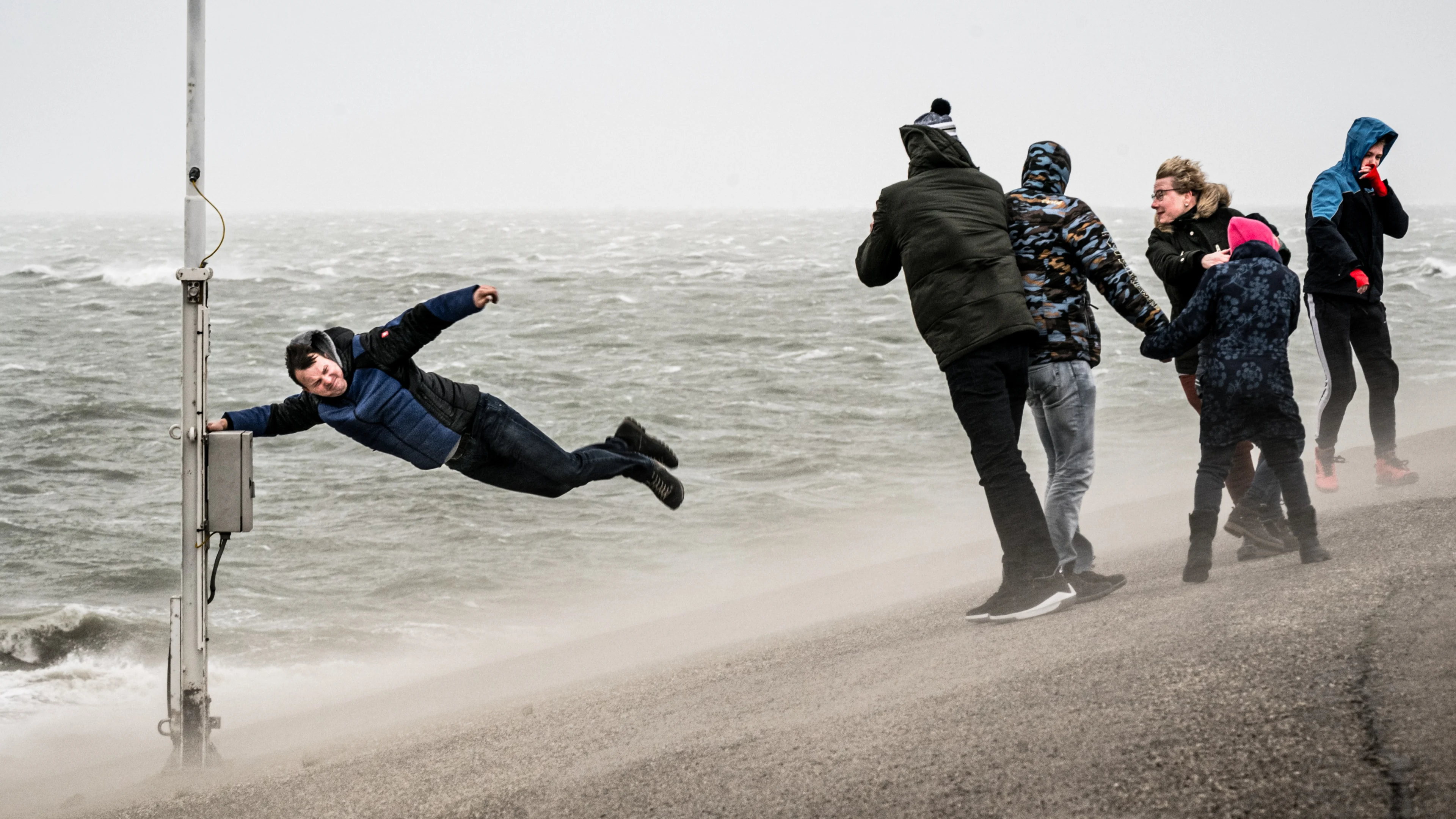 Eerste officiële herfststorm van het jaar is een feit: Aitor raast over het land