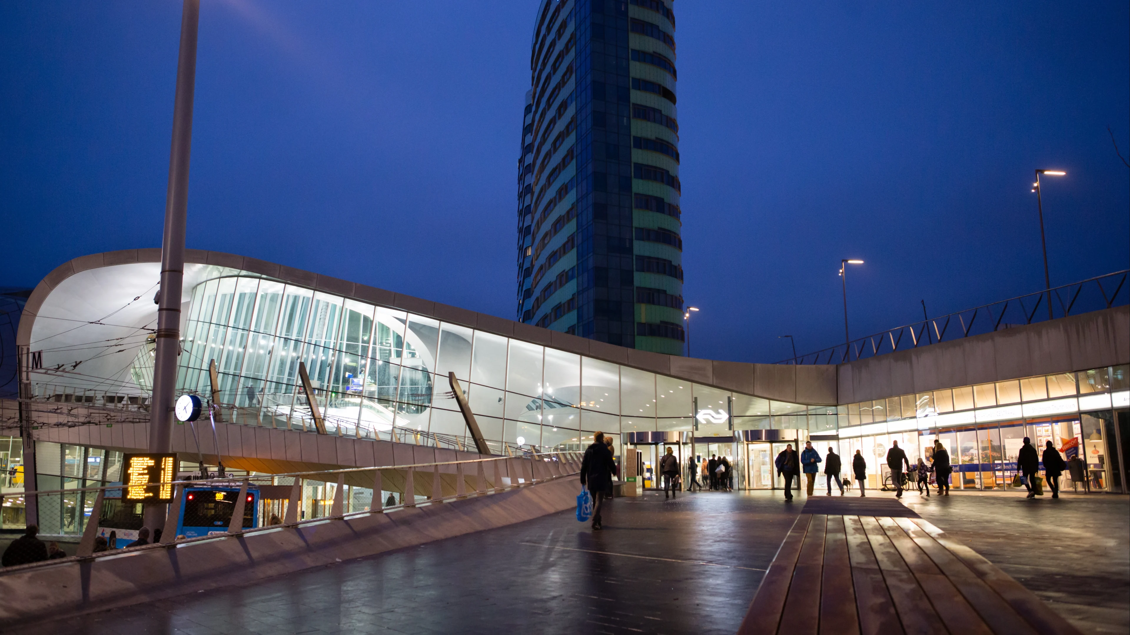 Peuter loopt midden in de nacht alleen over Arnhem Centraal