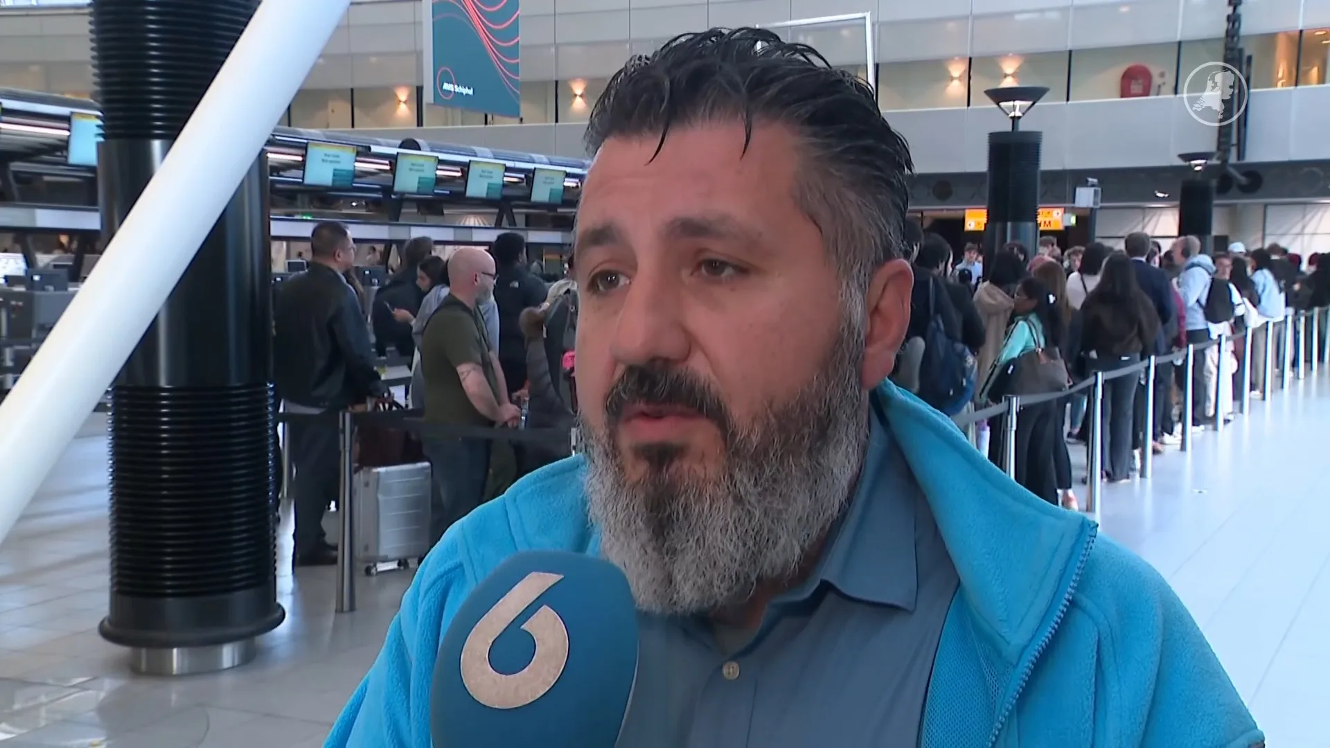 FNV vertelt waarom rijen op Schiphol echt zo lang waren