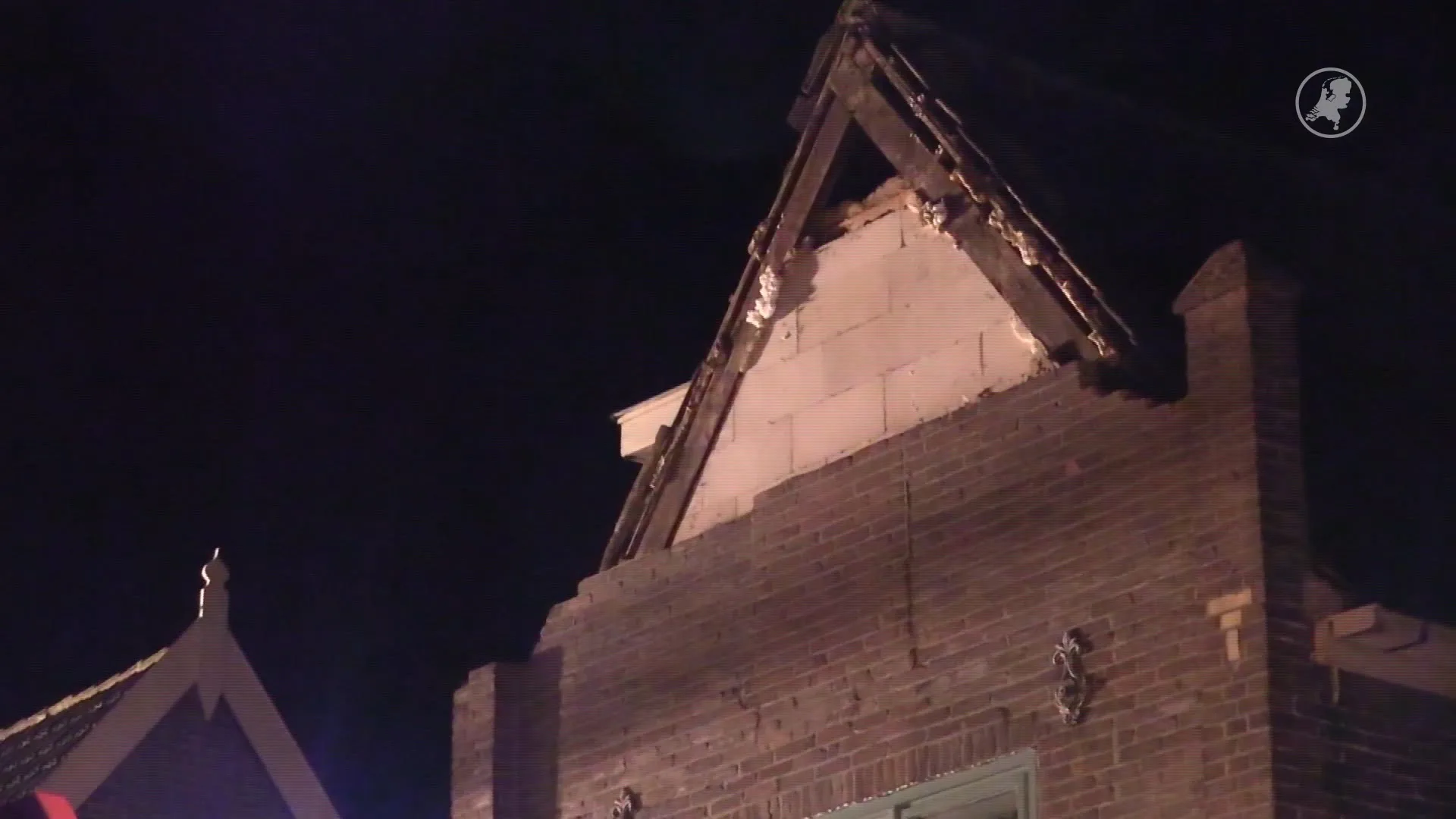 Gevel ingestort bij woning op Texel, auto beschadigd door bakstenen