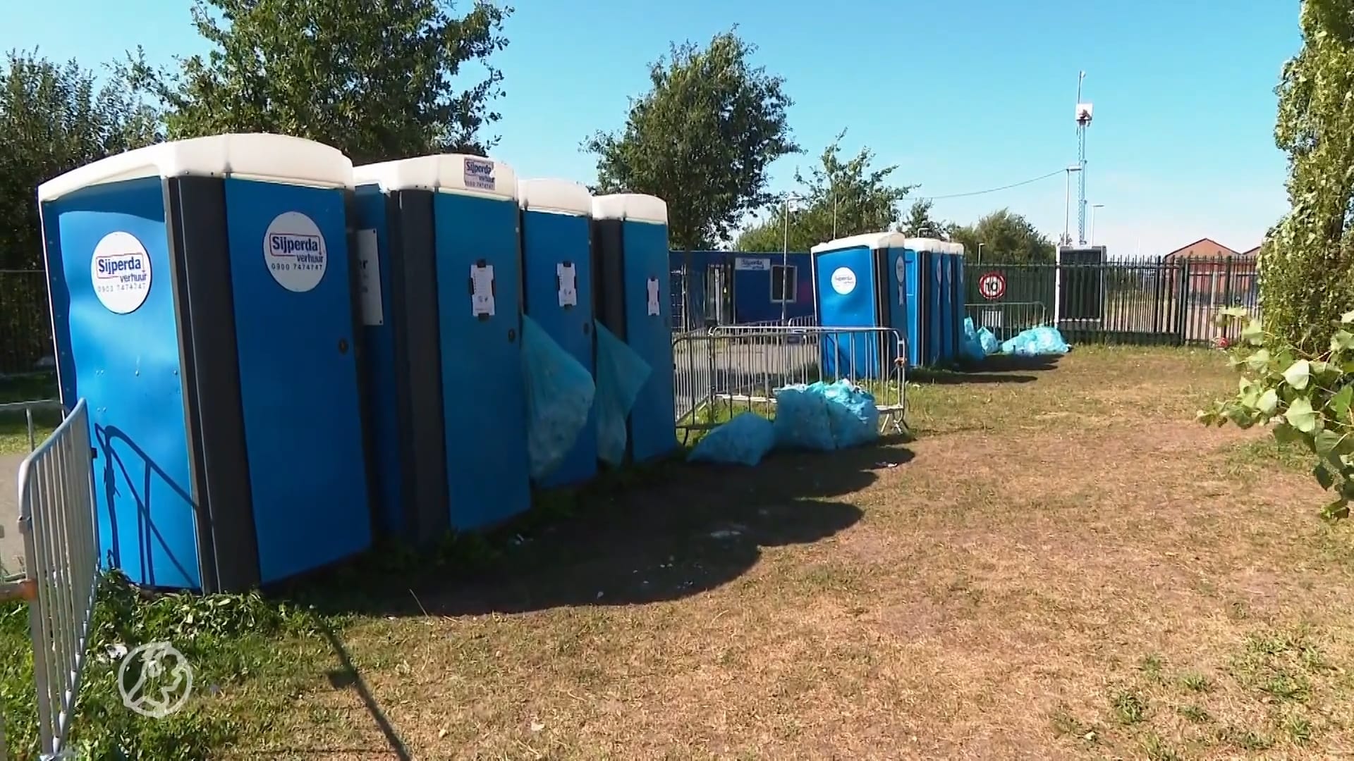 Honderden asielzoekers en maar acht dixi's: hoe kan dit? 