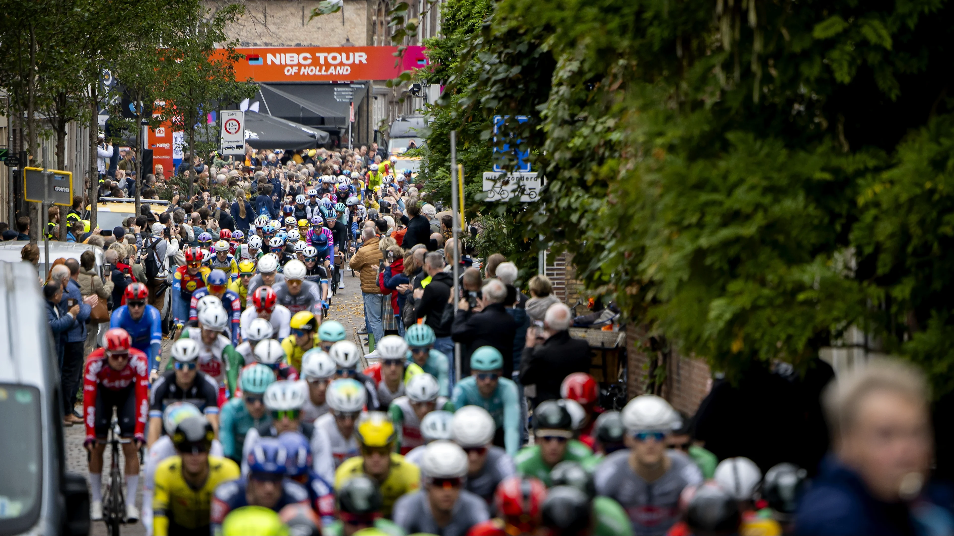 Etappe bij Nederlandse wielerwedstrijd onderbroken nadat auto op parcours rijdt