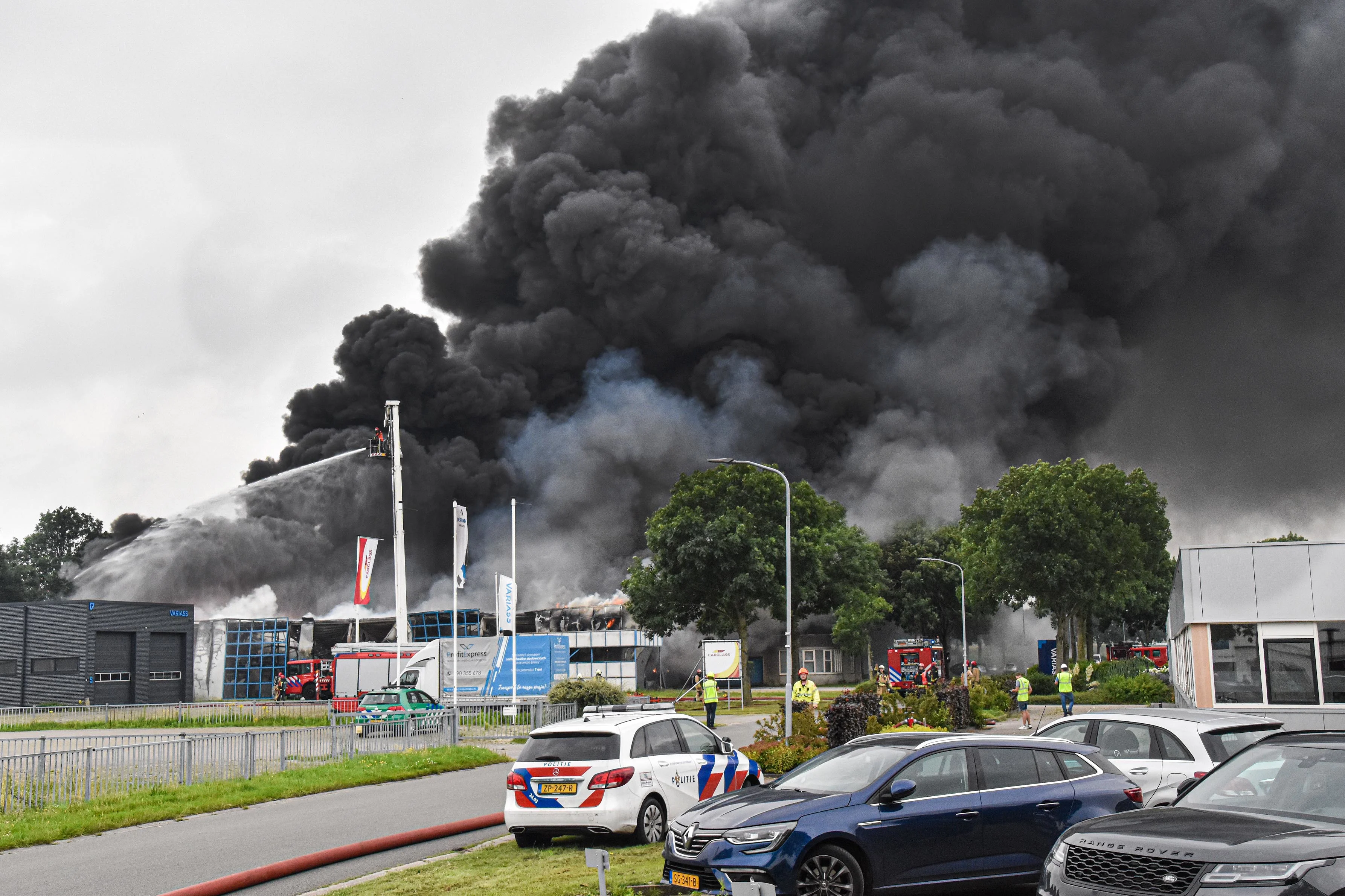 Bedrijfspand in Veendam verwoest door brand, geen gewonden gevallen