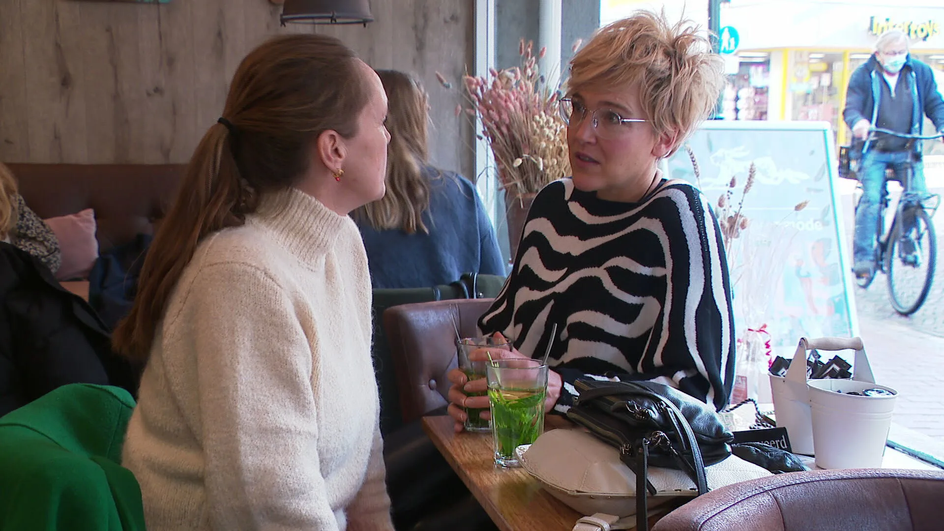 Geen QR-code en geen mondkapje: bij deze ondernemers in Bussum is iedereen welkom