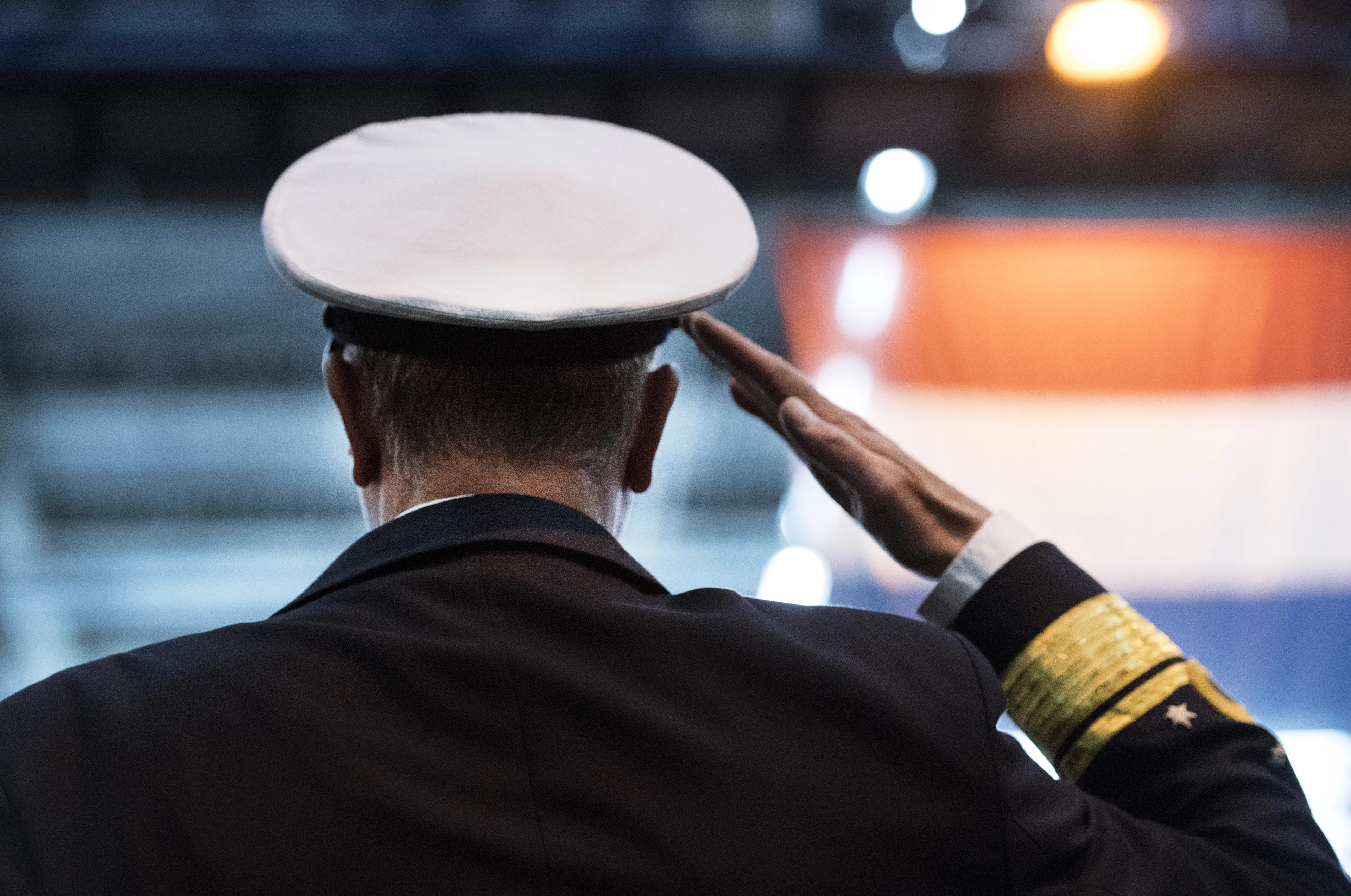 Dure borrels, feestjes en uitjes: Defensie legt miljoenenuitgaven aan banden