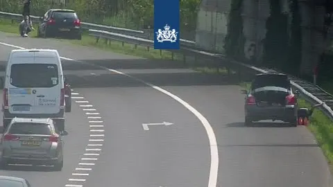 Auto's gesloopt: bestuurders negeren rood kruis en knallen op stoeptegel