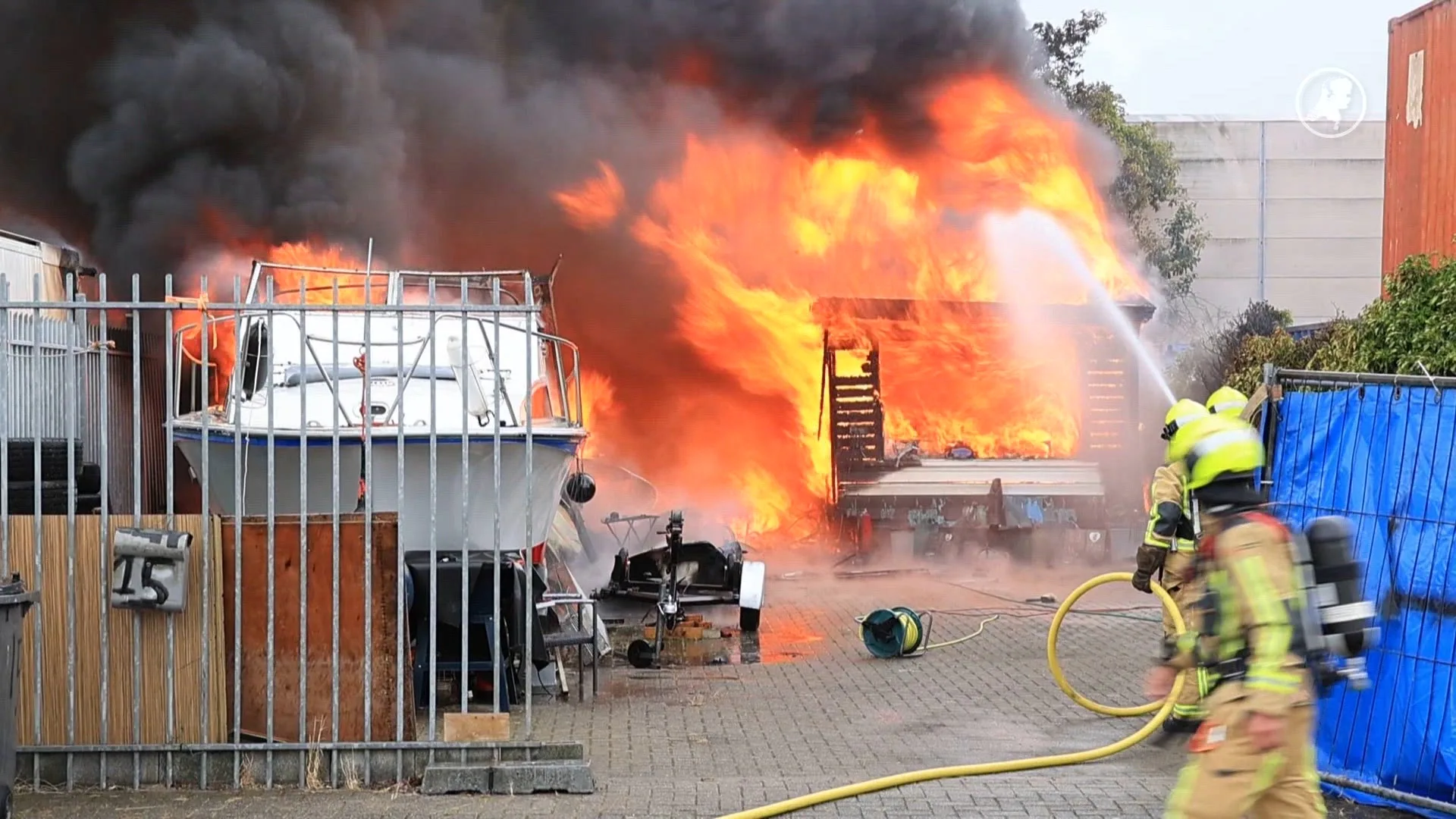 Boot, woonwagen en kermisattractie verwoest na brand Delft