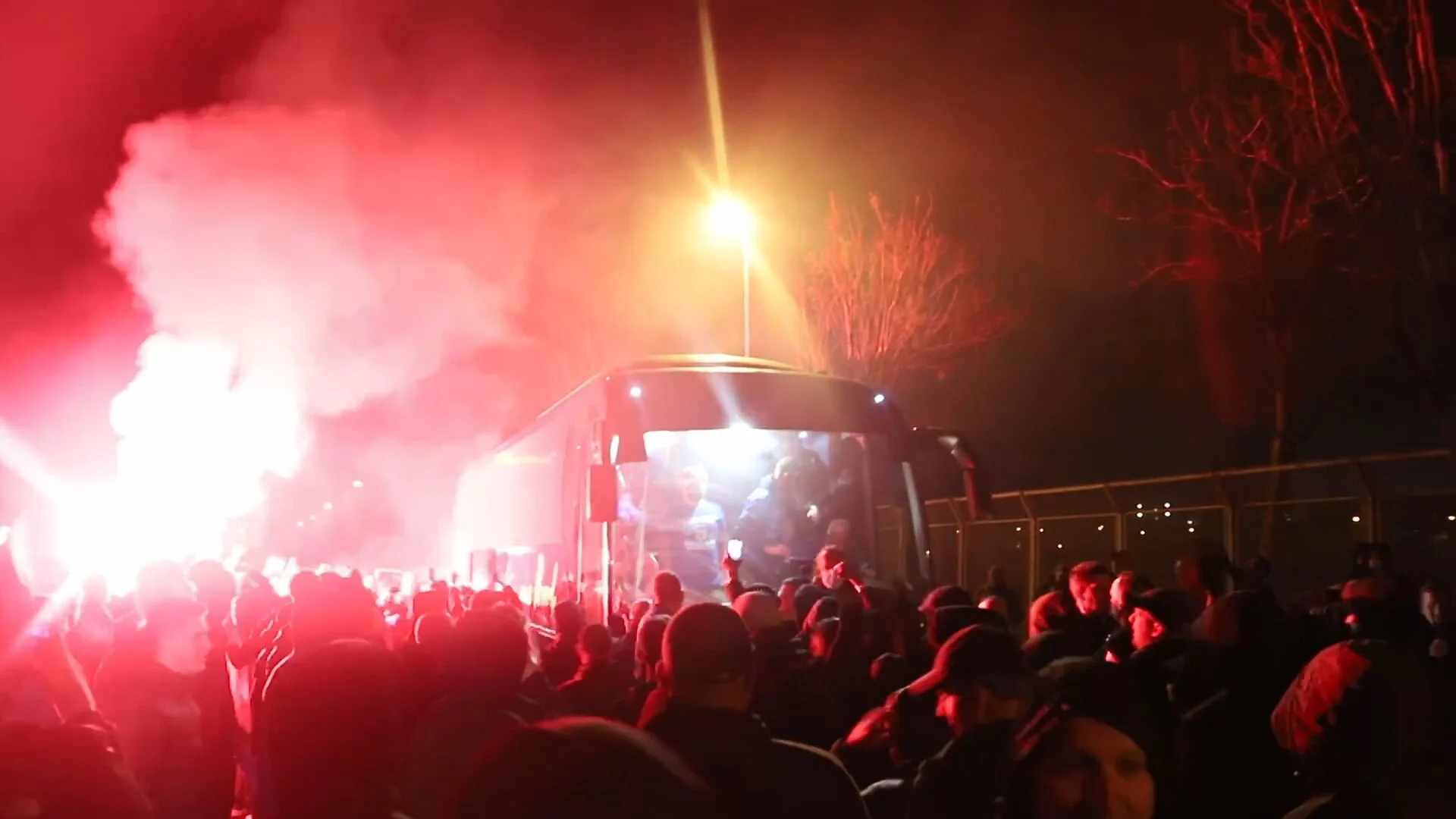 Honderden supporters onthalen kampioen Cambuur in Leeuwarden