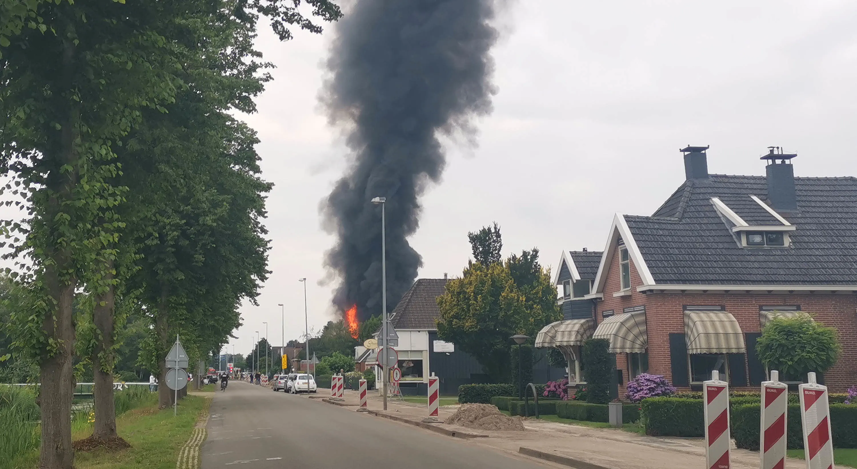 Vlammen slaan uit het dak in loods Valthermond, tankstation op steenworp afstand